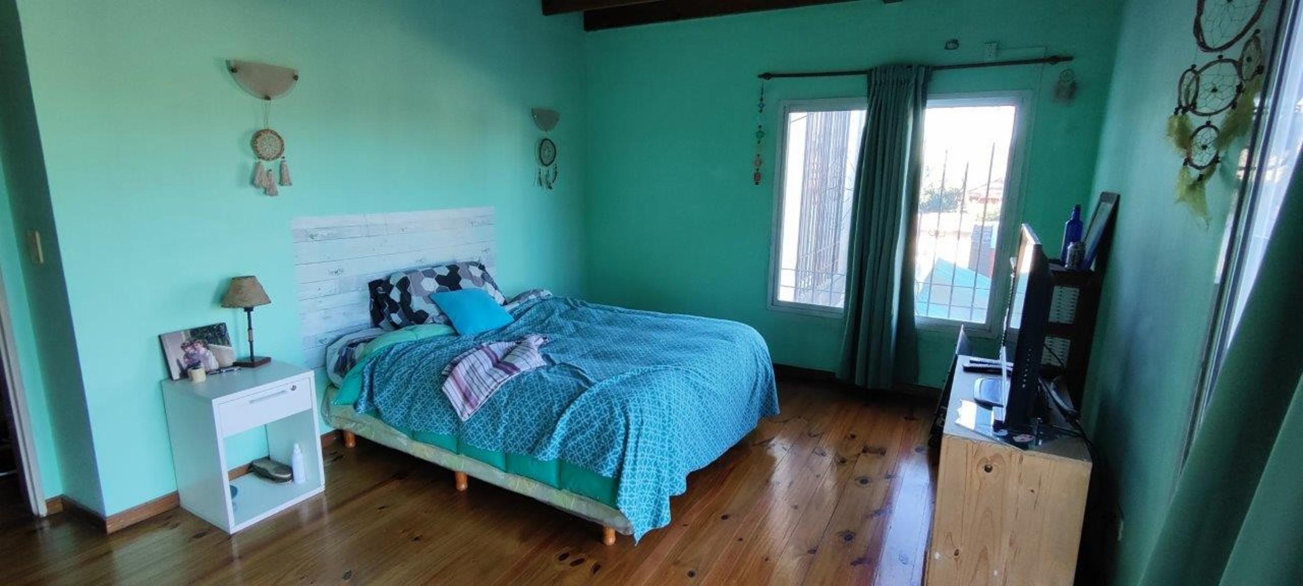 VENTA DE CHALET DE 6 AMBIENTES EN MONTE GRANDE - LOTE DE 600 M² - COCHERA PASANTE - GALERÍA