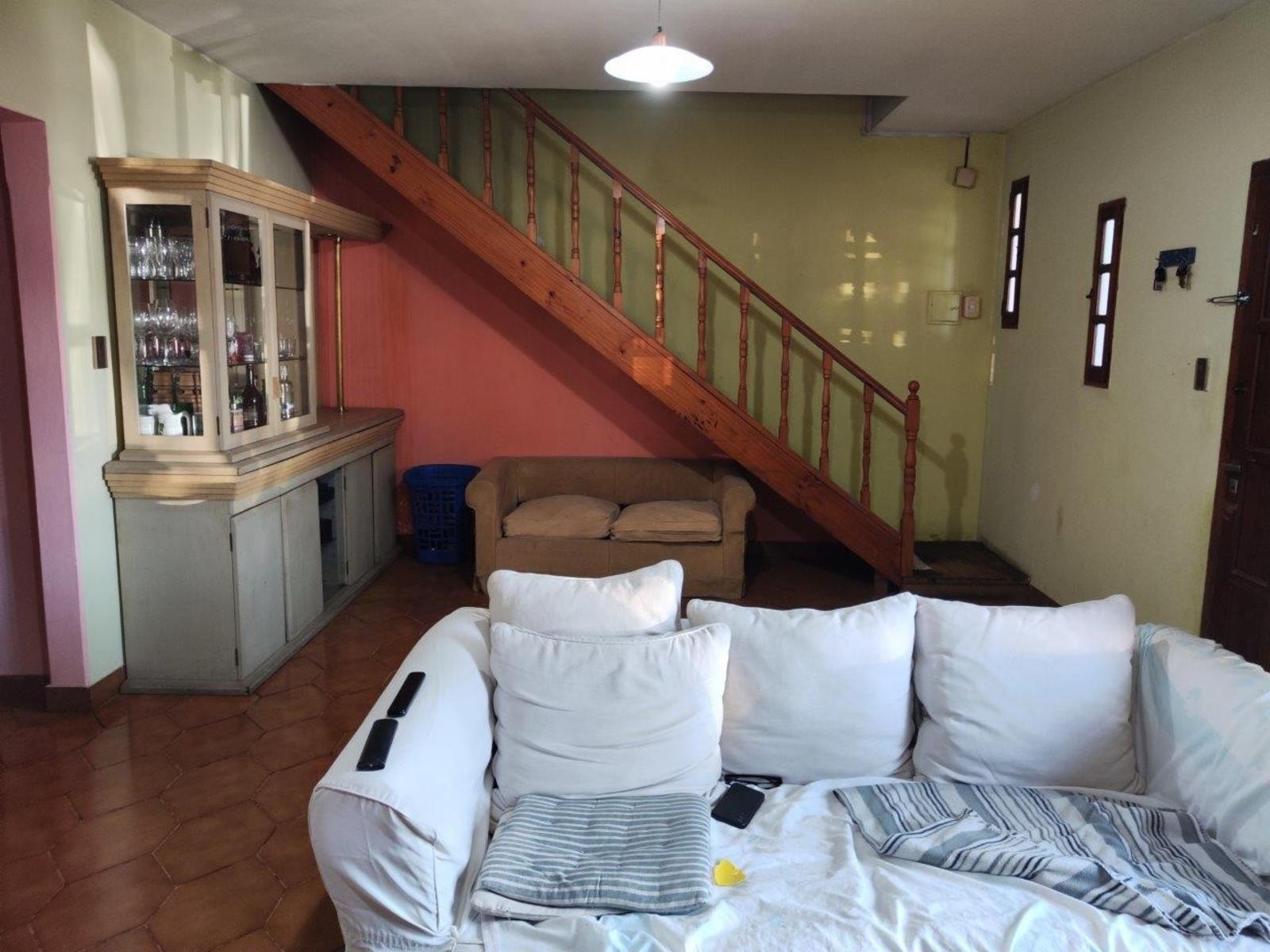 VENTA DE CHALET DE 6 AMBIENTES EN MONTE GRANDE - LOTE DE 600 M² - COCHERA PASANTE - GALERÍA