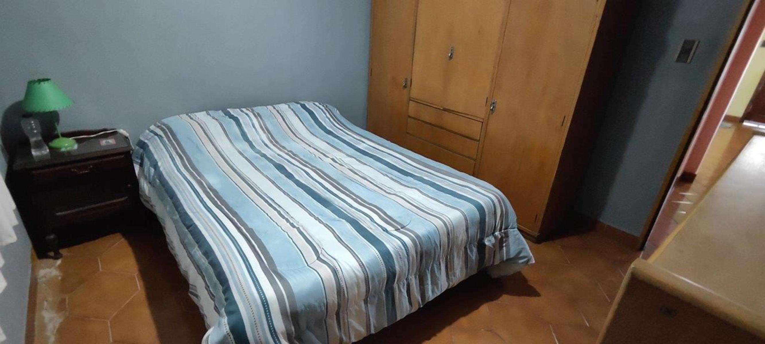 VENTA DE CHALET DE 6 AMBIENTES EN MONTE GRANDE - LOTE DE 600 M² - COCHERA PASANTE - GALERÍA