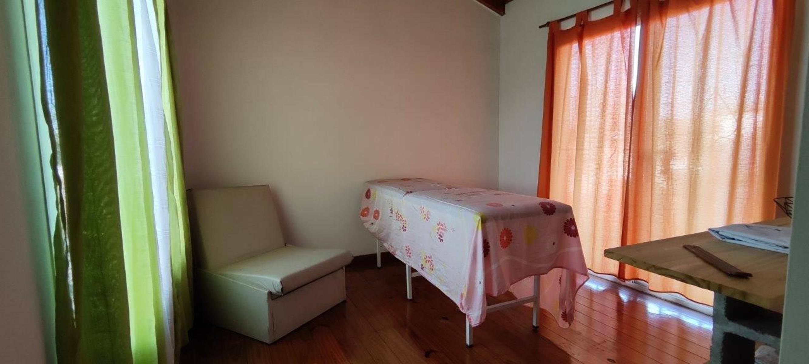 VENTA DE CHALET DE 6 AMBIENTES EN MONTE GRANDE - LOTE DE 600 M² - COCHERA PASANTE - GALERÍA