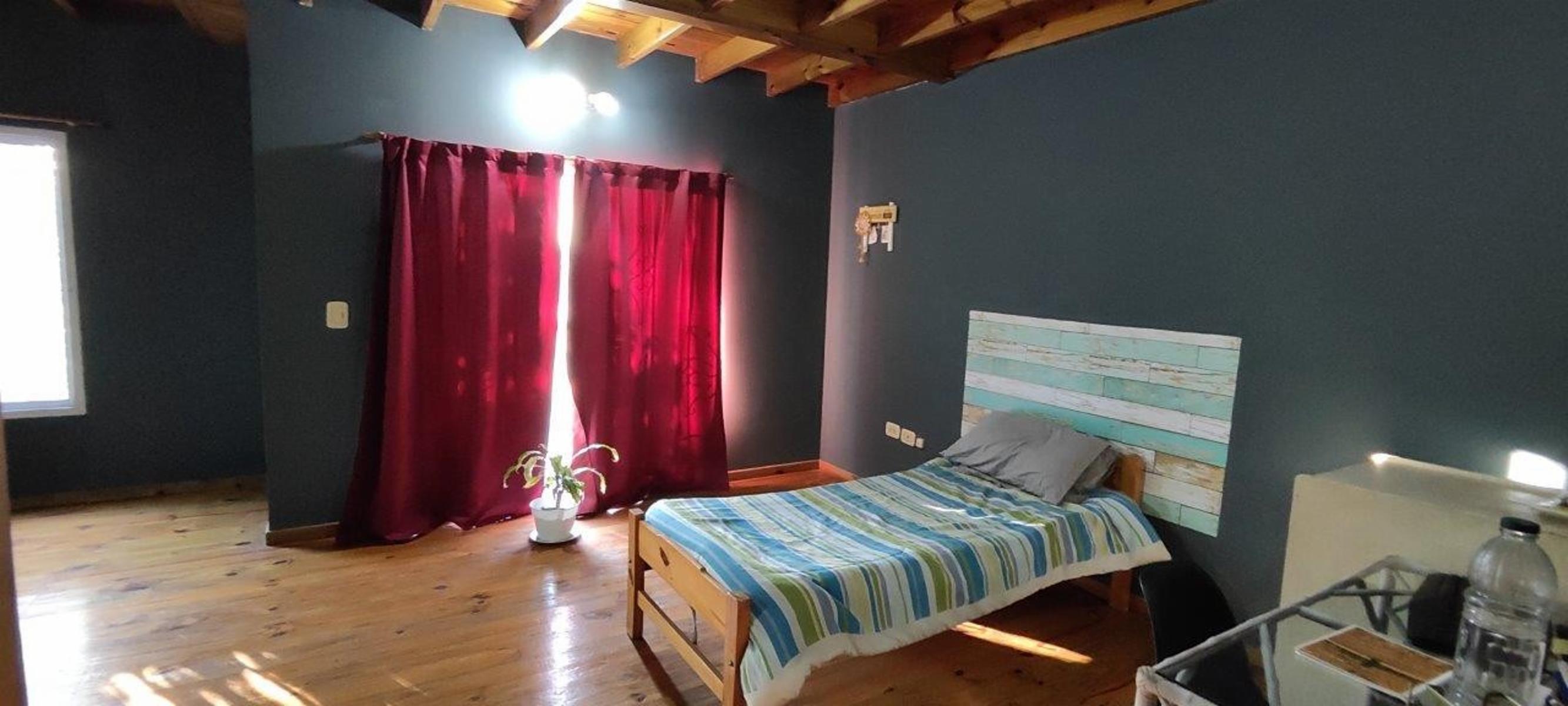 VENTA DE CHALET DE 6 AMBIENTES EN MONTE GRANDE - LOTE DE 600 M² - COCHERA PASANTE - GALERÍA