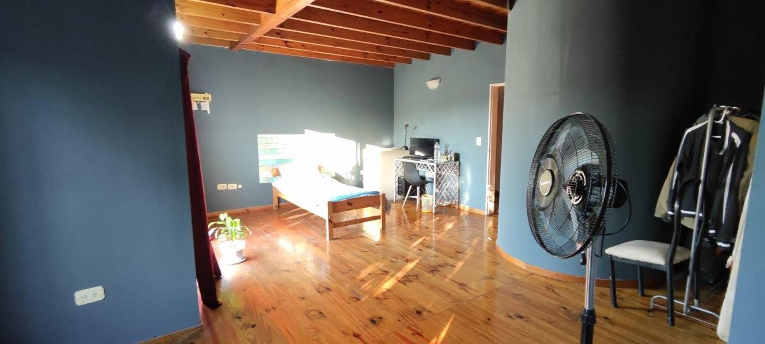 VENTA DE CHALET DE 6 AMBIENTES EN MONTE GRANDE - LOTE DE 600 M² - COCHERA PASANTE - GALERÍA