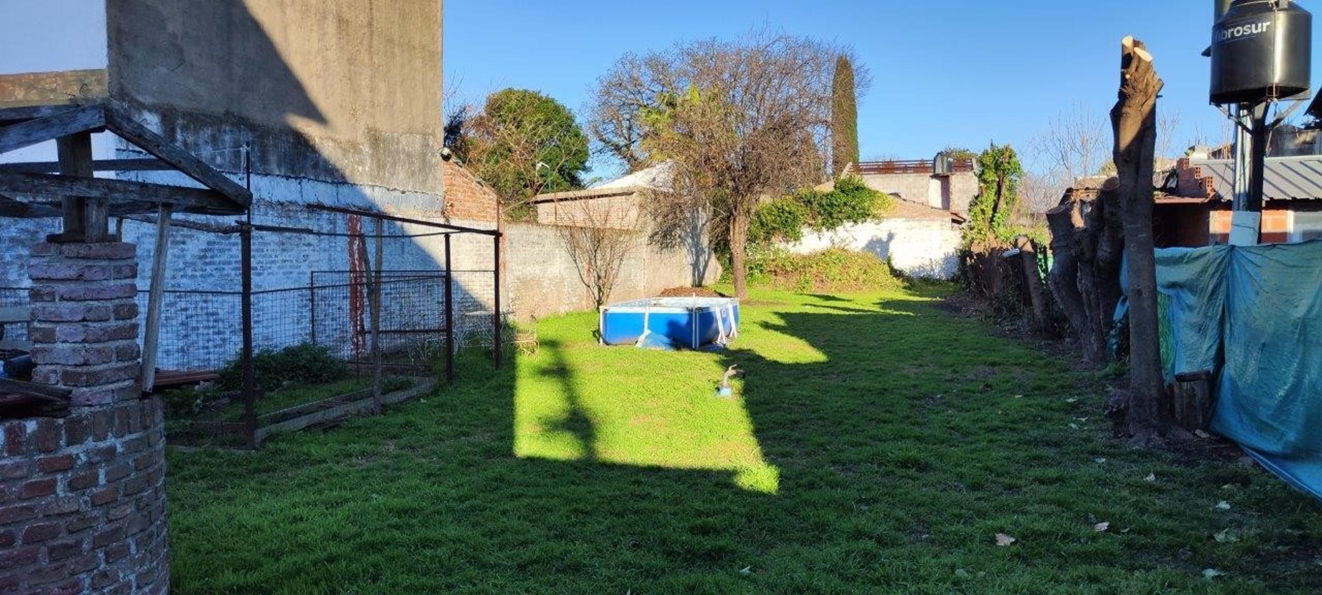 VENTA DE CHALET DE 6 AMBIENTES EN MONTE GRANDE - LOTE DE 600 M² - COCHERA PASANTE - GALERÍA