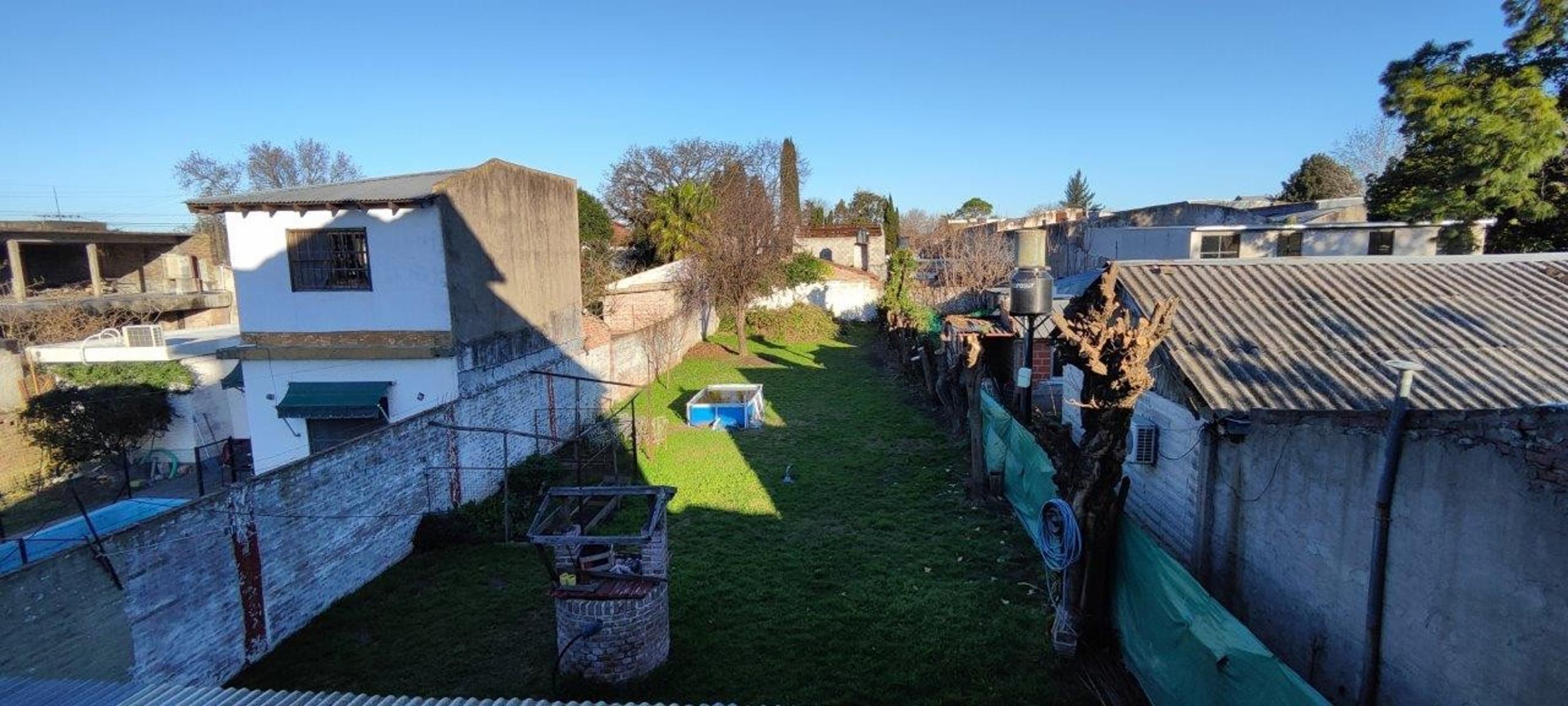VENTA DE CHALET DE 6 AMBIENTES EN MONTE GRANDE - LOTE DE 600 M² - COCHERA PASANTE - GALERÍA