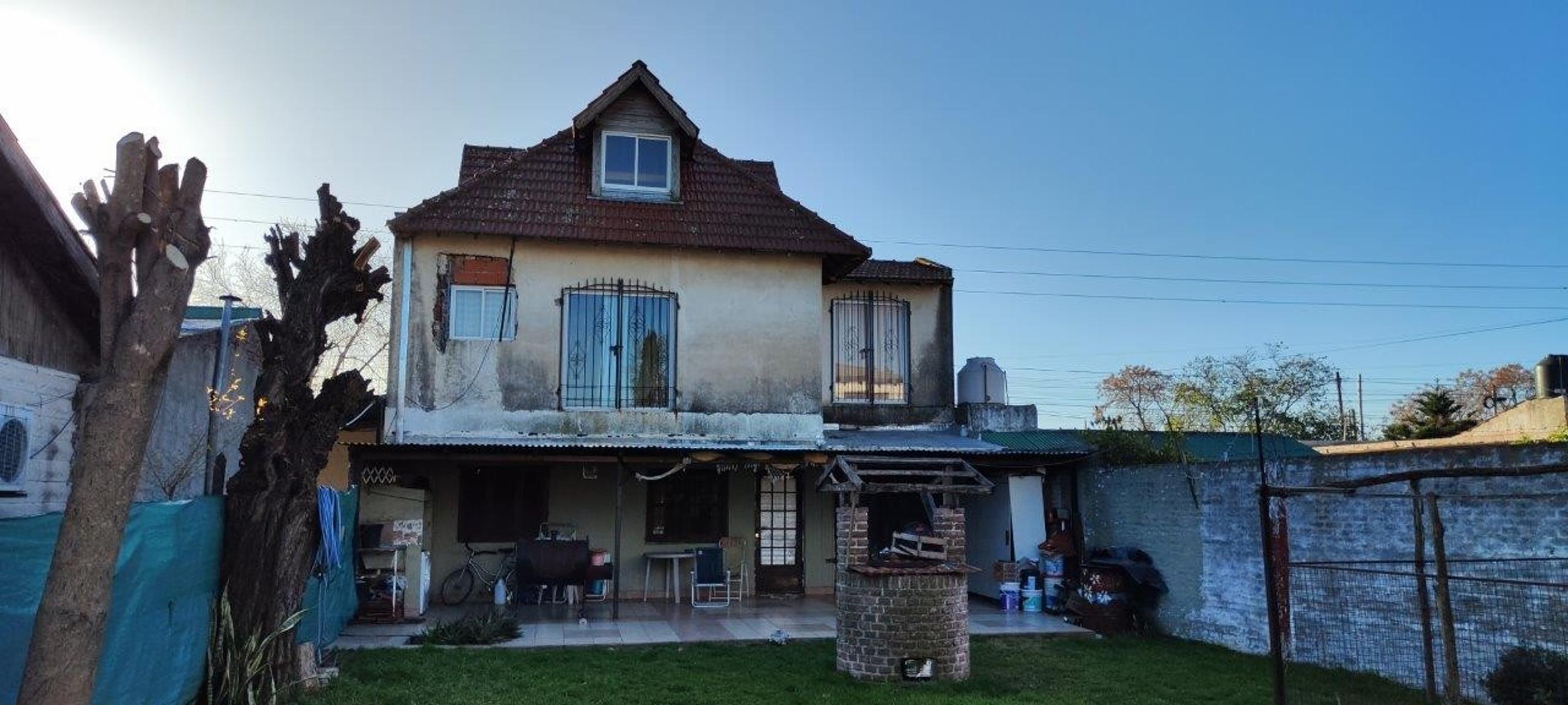 VENTA DE CHALET DE 6 AMBIENTES EN MONTE GRANDE - LOTE DE 600 M² - COCHERA PASANTE - GALERÍA
