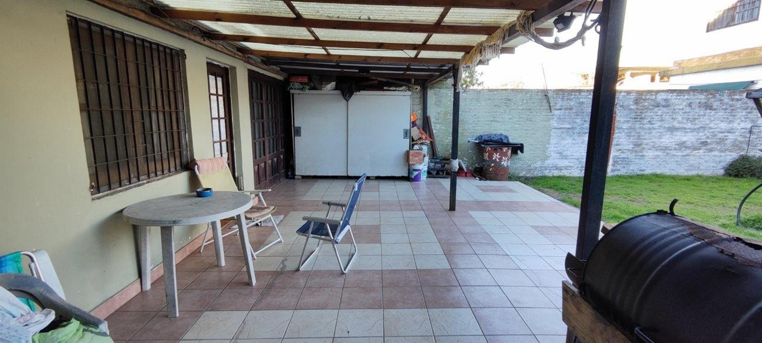 VENTA DE CHALET DE 6 AMBIENTES EN MONTE GRANDE - LOTE DE 600 M² - COCHERA PASANTE - GALERÍA