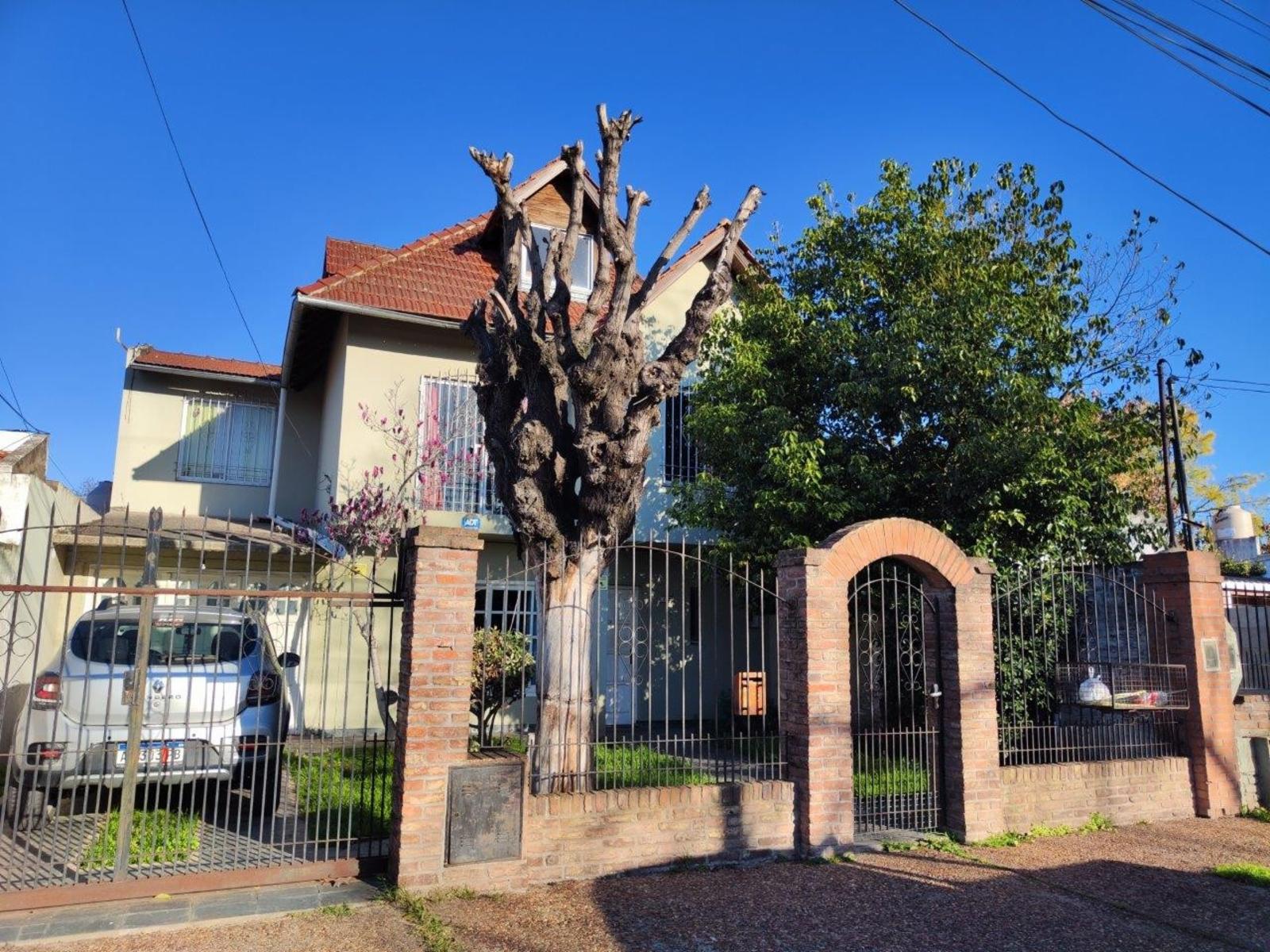 VENTA DE CHALET DE 6 AMBIENTES EN MONTE GRANDE - LOTE DE 600 M² - COCHERA PASANTE - GALERÍA