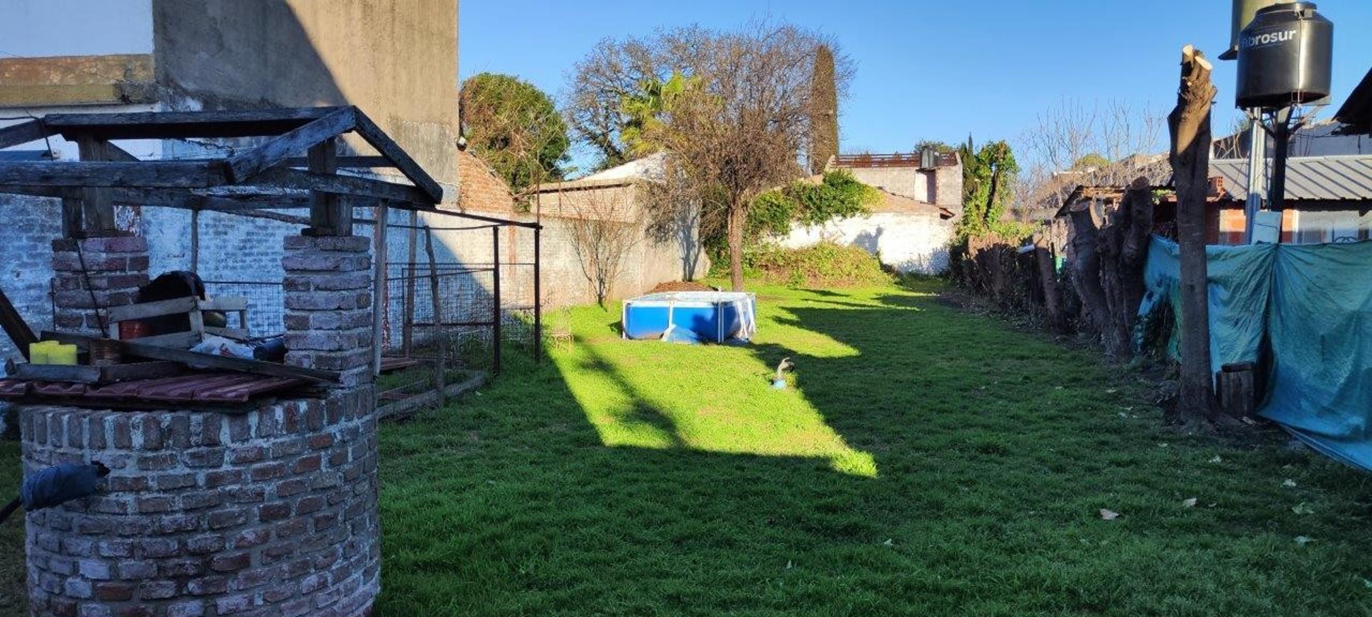 VENTA DE CHALET DE 6 AMBIENTES EN MONTE GRANDE - LOTE DE 600 M² - COCHERA PASANTE - GALERÍA