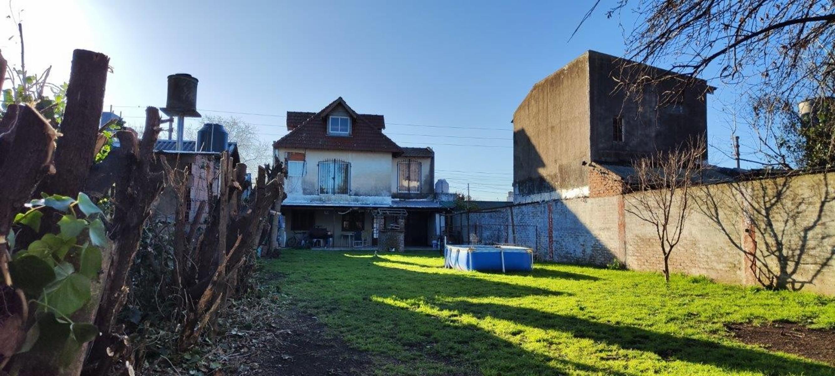 VENTA DE CHALET DE 6 AMBIENTES EN MONTE GRANDE - LOTE DE 600 M² - COCHERA PASANTE - GALERÍA