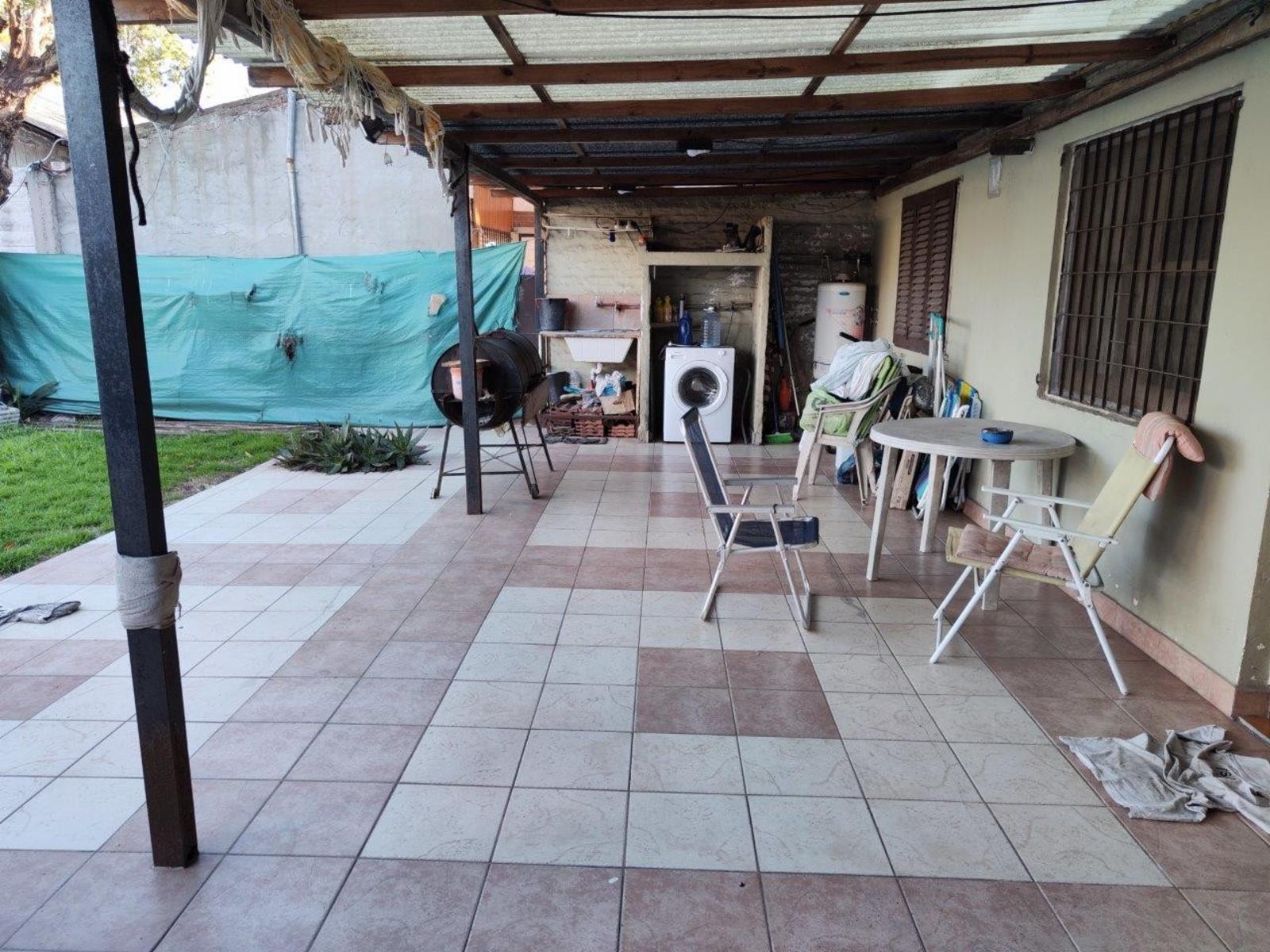 VENTA DE CHALET DE 6 AMBIENTES EN MONTE GRANDE - LOTE DE 600 M² - COCHERA PASANTE - GALERÍA