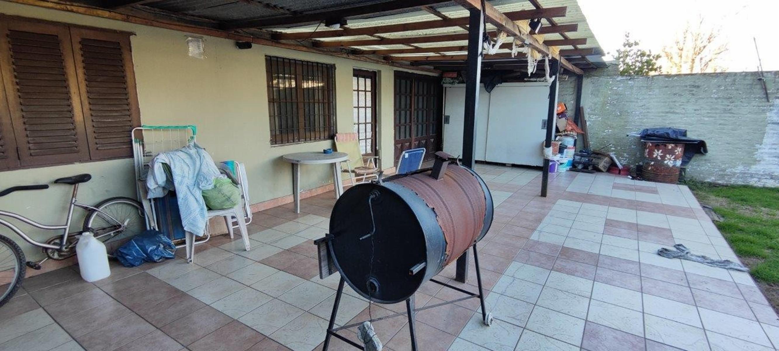 VENTA DE CHALET DE 6 AMBIENTES EN MONTE GRANDE - LOTE DE 600 M² - COCHERA PASANTE - GALERÍA