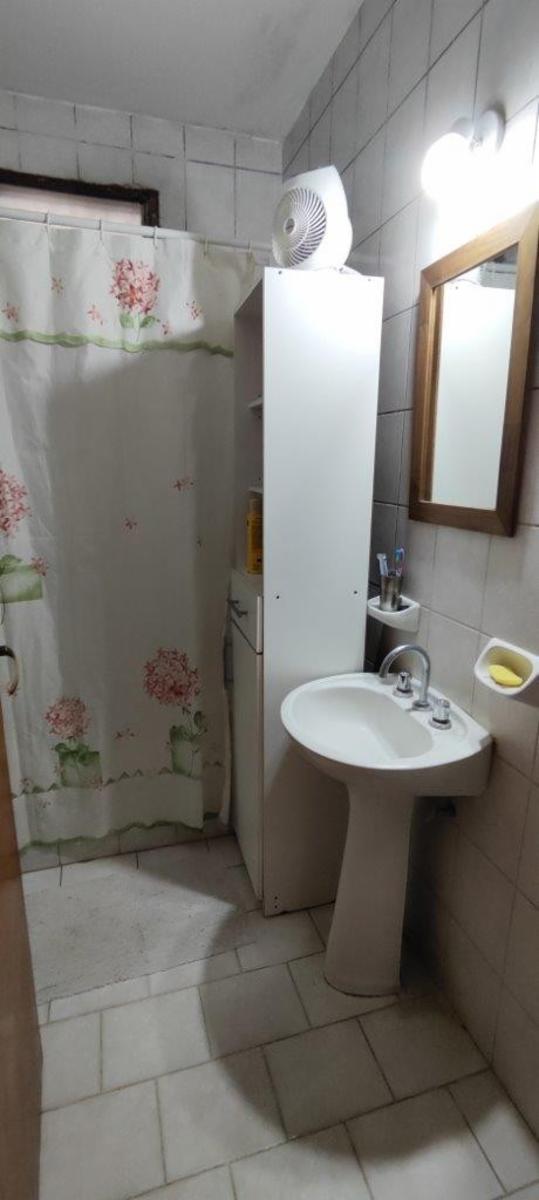 VENTA DE CHALET DE 6 AMBIENTES EN MONTE GRANDE - LOTE DE 600 M² - COCHERA PASANTE - GALERÍA