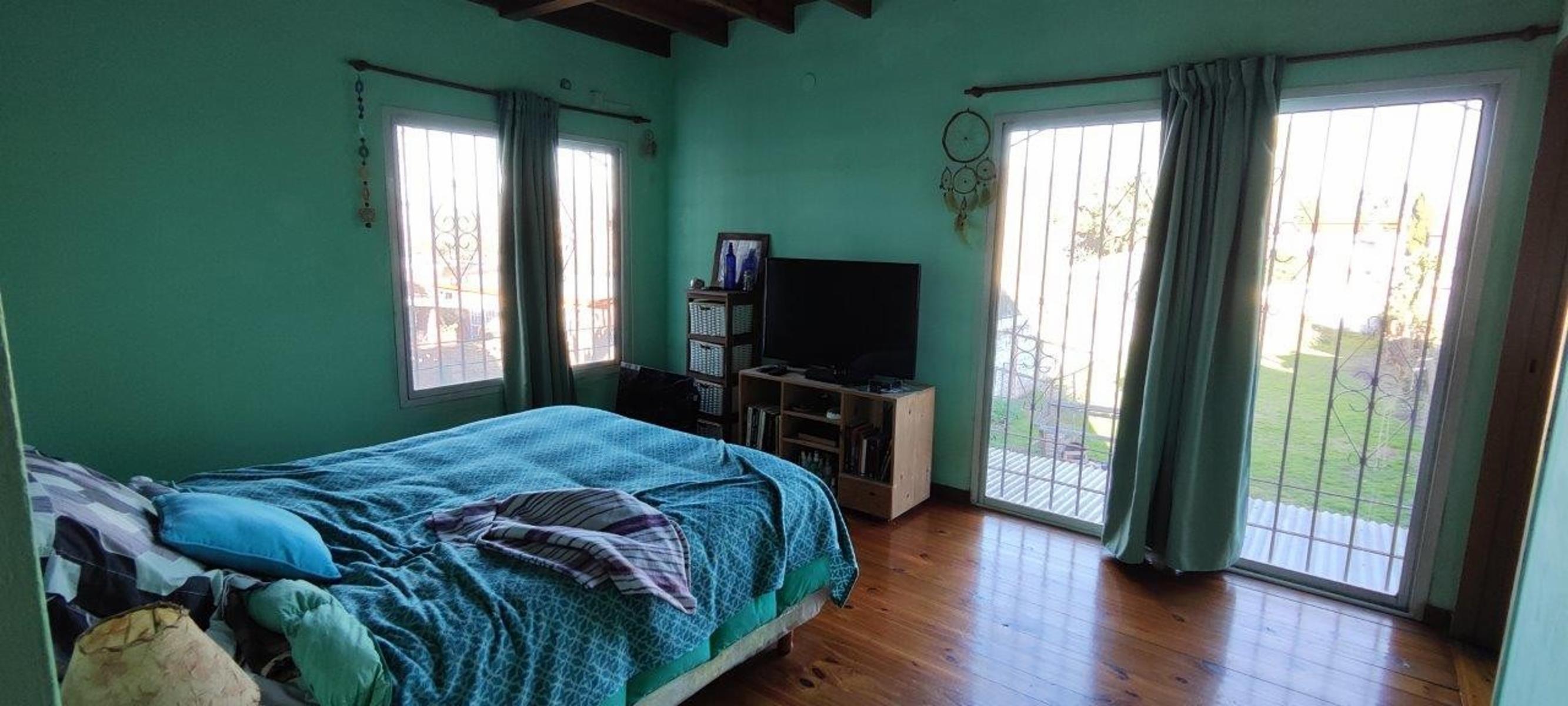 VENTA DE CHALET DE 6 AMBIENTES EN MONTE GRANDE - LOTE DE 600 M² - COCHERA PASANTE - GALERÍA