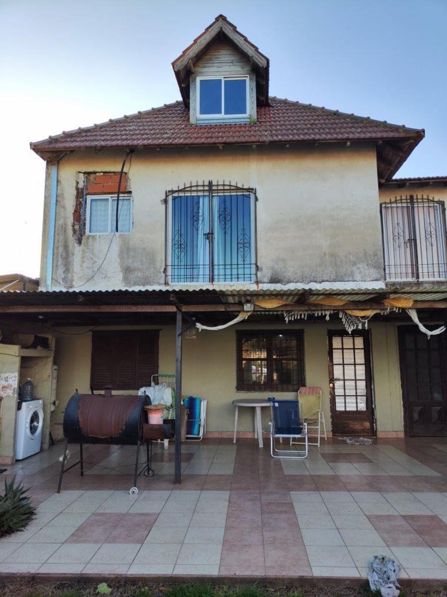 VENTA DE CHALET DE 6 AMBIENTES EN MONTE GRANDE - LOTE DE 600 M² - COCHERA PASANTE - GALERÍA