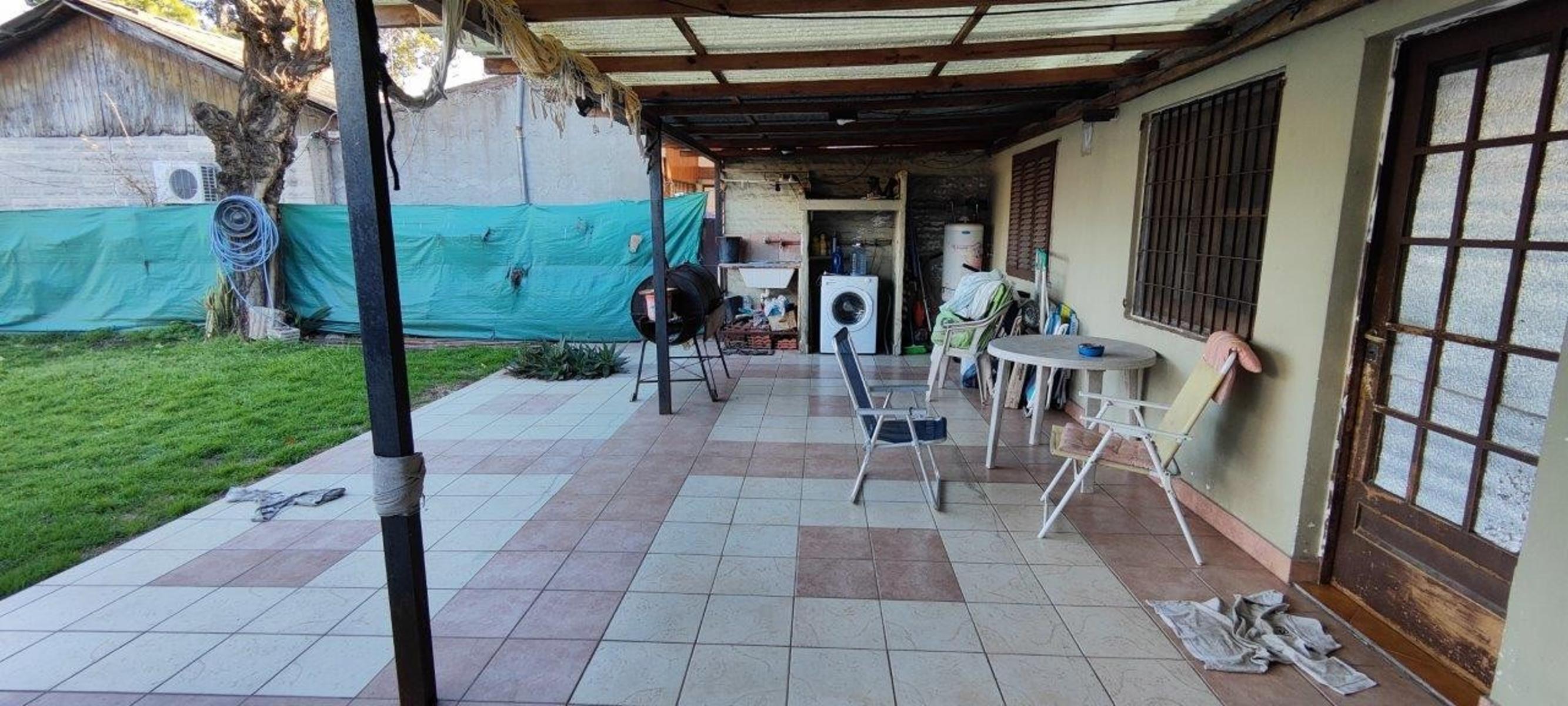 VENTA DE CHALET DE 6 AMBIENTES EN MONTE GRANDE - LOTE DE 600 M² - COCHERA PASANTE - GALERÍA