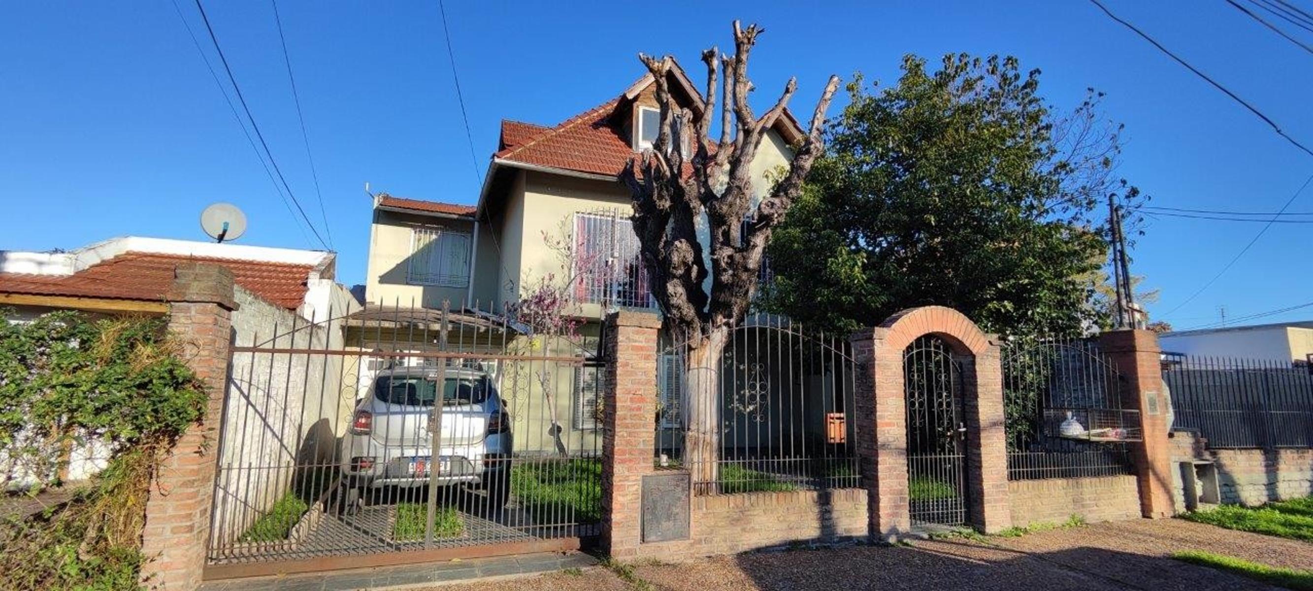 VENTA DE CHALET DE 6 AMBIENTES EN MONTE GRANDE - LOTE DE 600 M² - COCHERA PASANTE - GALERÍA