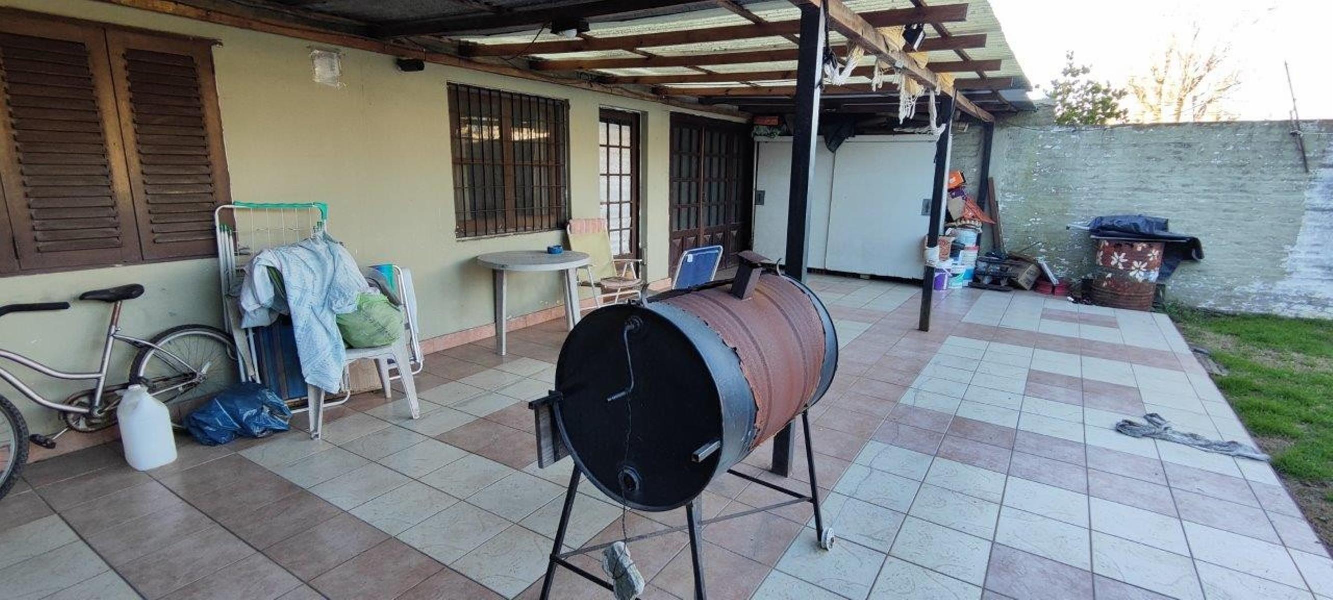 VENTA DE CHALET DE 6 AMBIENTES EN MONTE GRANDE - LOTE DE 600 M² - COCHERA PASANTE - GALERÍA