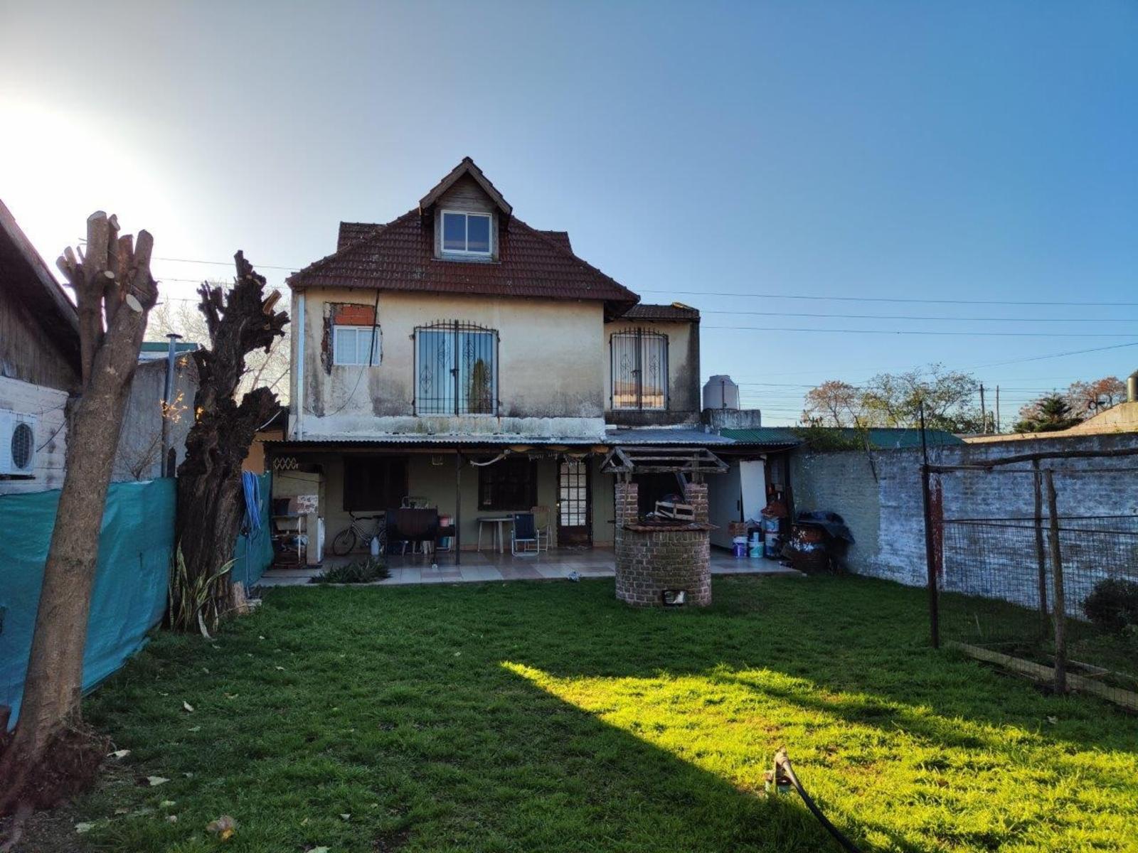 VENTA DE CHALET DE 6 AMBIENTES EN MONTE GRANDE - LOTE DE 600 M² - COCHERA PASANTE - GALERÍA