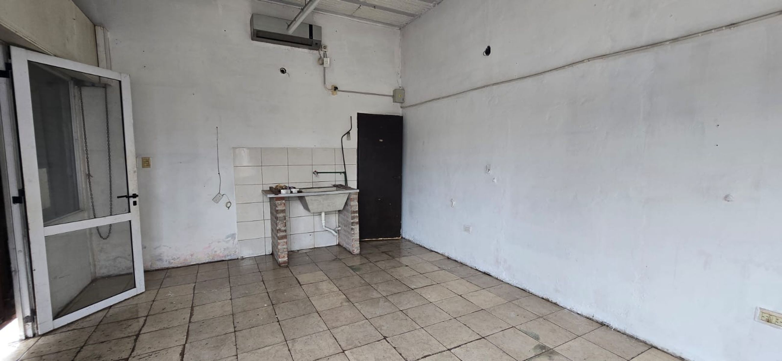 ALQUILER DE LOCAL EN ESQUINA ANTONIO CERVETTI Y NORBERTO LOPEZ -LIMITEENTRE EL JAGÜEL Y MONTE GRANDE -