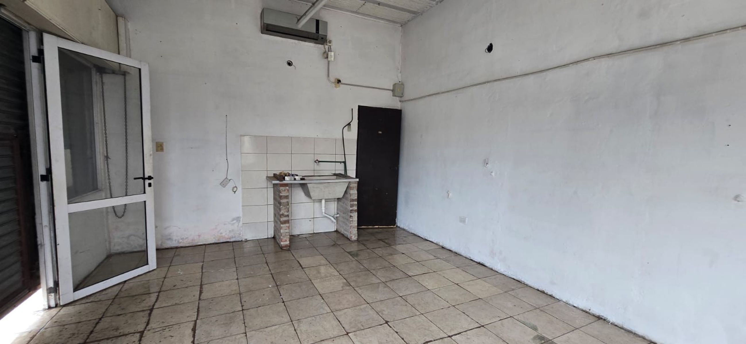 ALQUILER DE LOCAL EN ESQUINA ANTONIO CERVETTI Y NORBERTO LOPEZ -LIMITEENTRE EL JAGÜEL Y MONTE GRANDE -