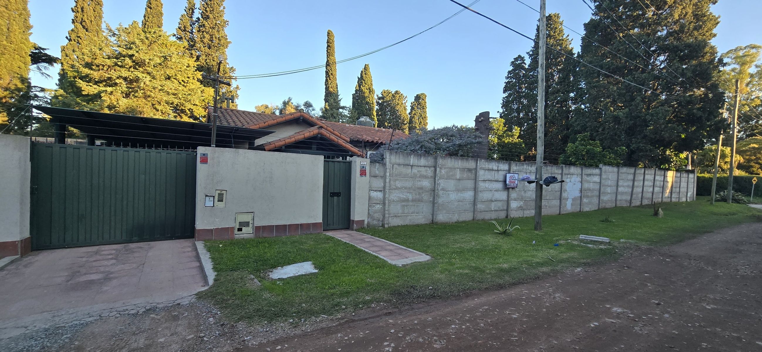 VENTA DE HERMOSO CHALET COLONIAL 4 AMBIENTES CON PARQUE,PISCINA,YCOCHERA. TIPO CASA QUINTA. MONTE GRANDE.