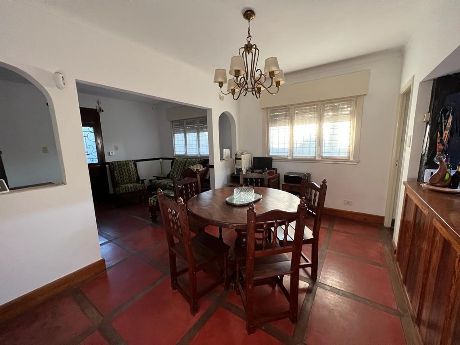 VENTA DE HERMOSO CHALET COLONIAL 4 AMBIENTES CON PARQUE,PISCINA,YCOCHERA. TIPO CASA QUINTA. MONTE GRANDE.