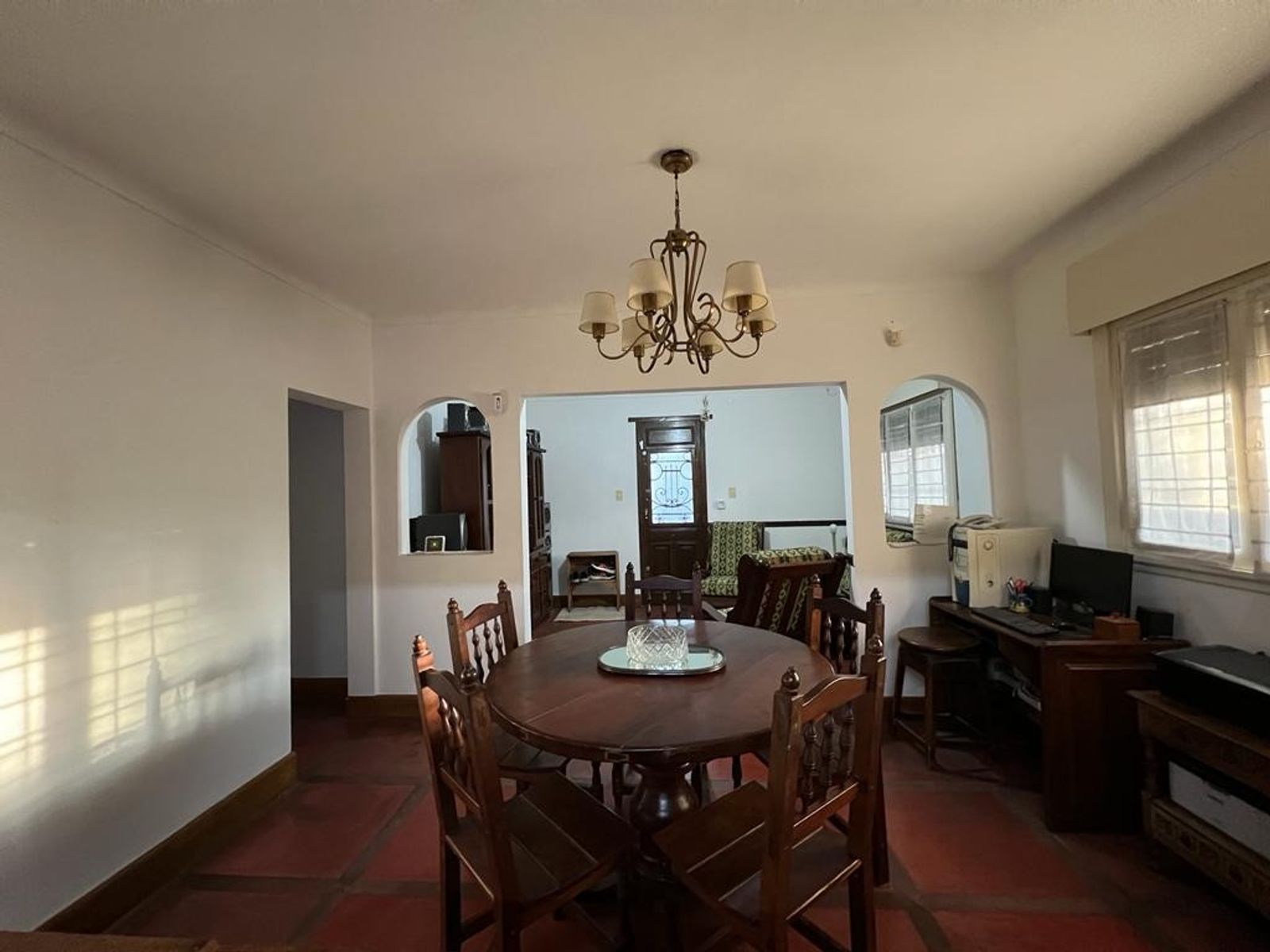 VENTA DE HERMOSO CHALET COLONIAL 4 AMBIENTES CON PARQUE,PISCINA,YCOCHERA. TIPO CASA QUINTA. MONTE GRANDE.
