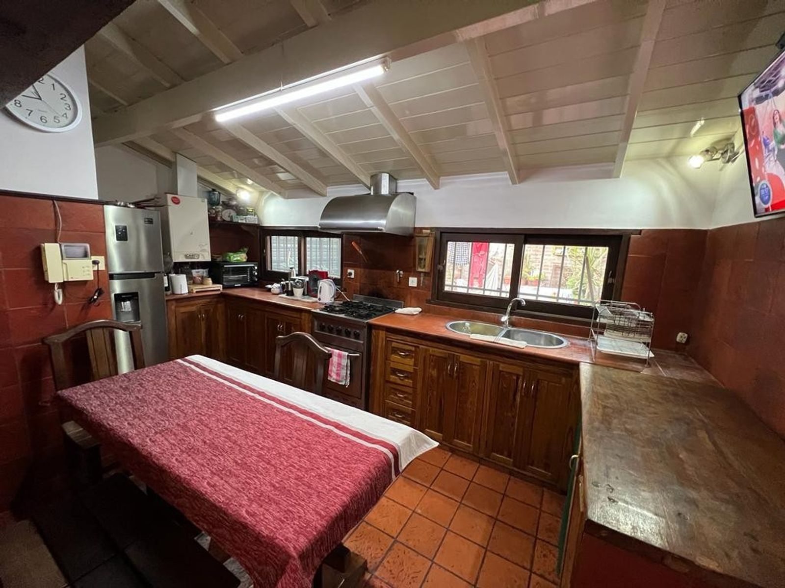 VENTA DE HERMOSO CHALET COLONIAL 4 AMBIENTES CON PARQUE,PISCINA,YCOCHERA. TIPO CASA QUINTA. MONTE GRANDE.
