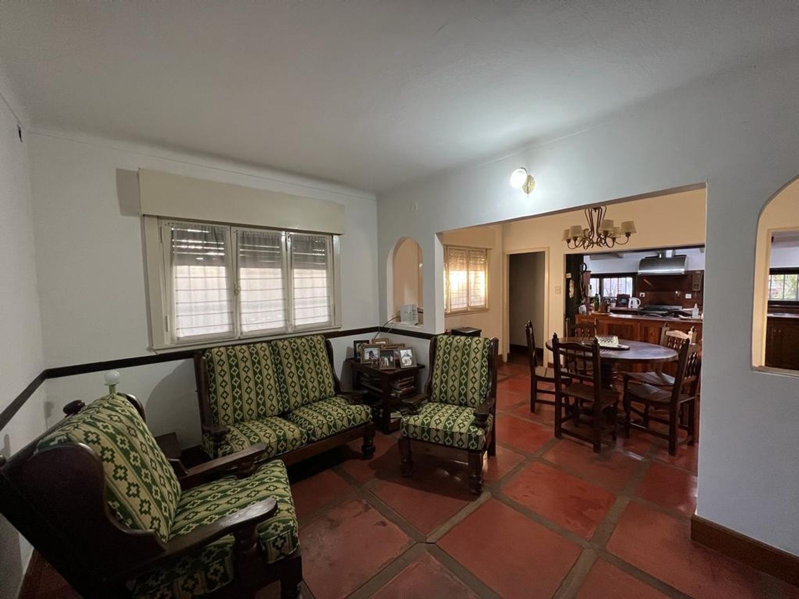 VENTA DE HERMOSO CHALET COLONIAL 4 AMBIENTES CON PARQUE,PISCINA,YCOCHERA. TIPO CASA QUINTA. MONTE GRANDE.