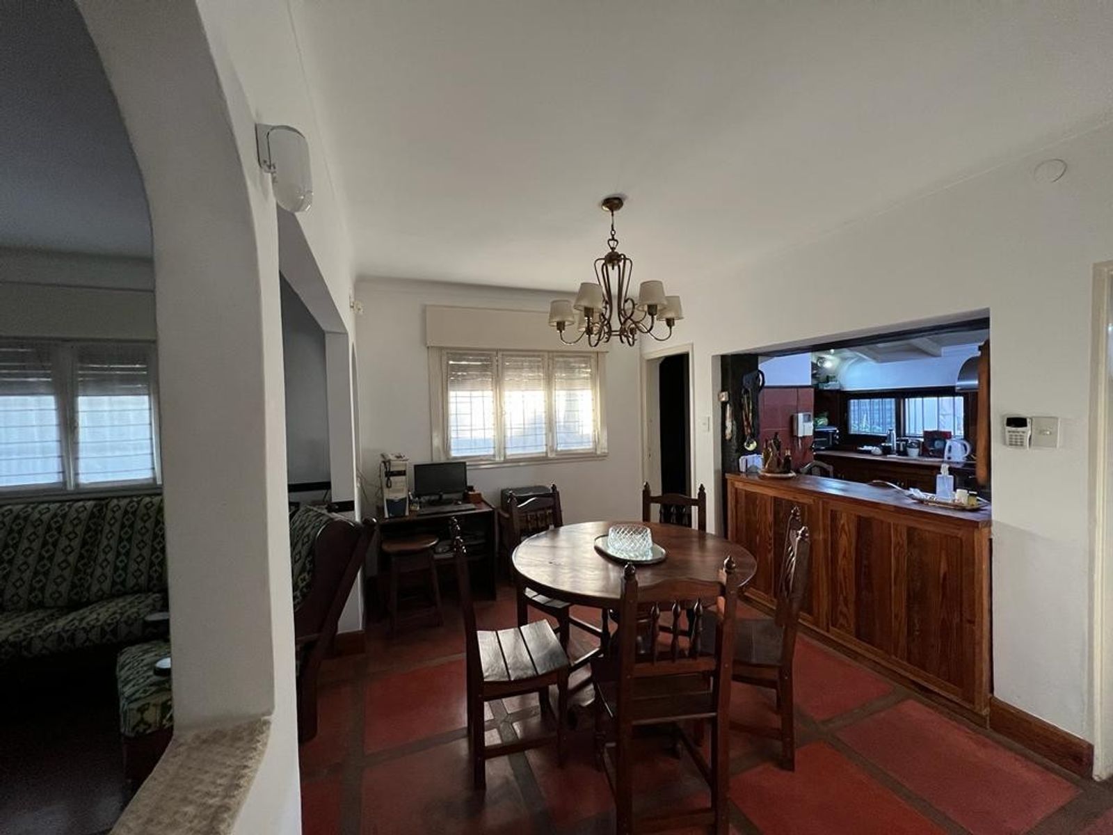 VENTA DE HERMOSO CHALET COLONIAL 4 AMBIENTES CON PARQUE,PISCINA,YCOCHERA. TIPO CASA QUINTA. MONTE GRANDE.