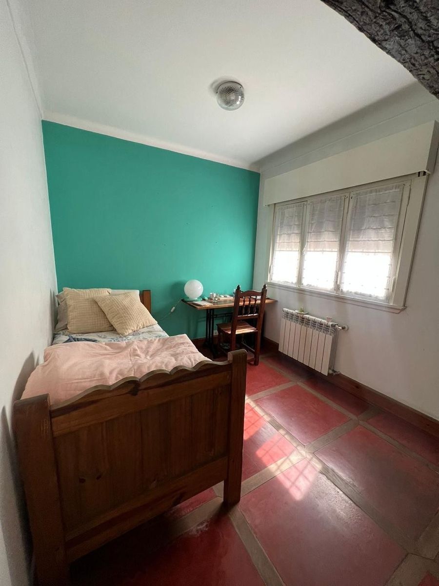 VENTA DE HERMOSO CHALET COLONIAL 4 AMBIENTES CON PARQUE,PISCINA,YCOCHERA. TIPO CASA QUINTA. MONTE GRANDE.
