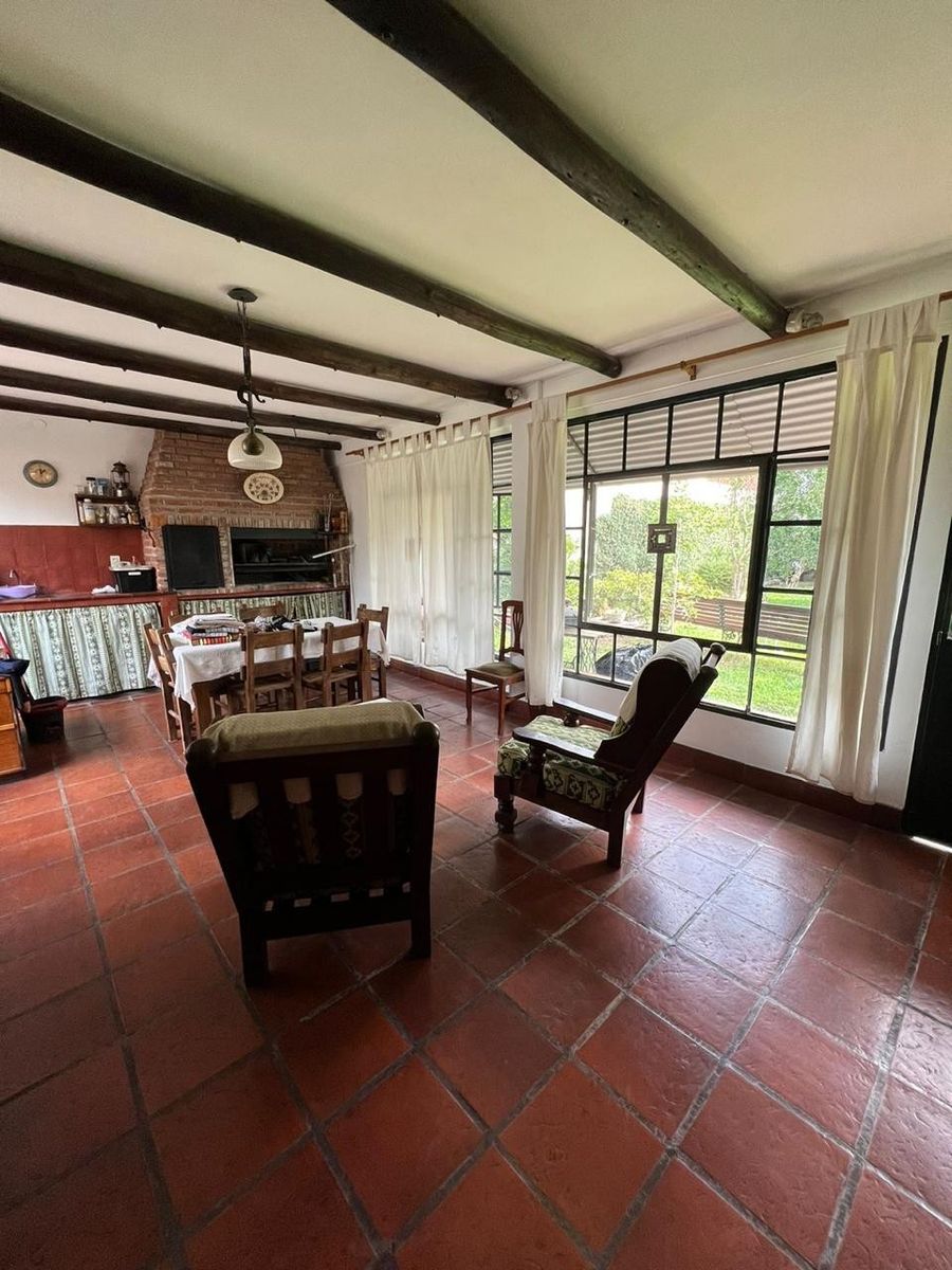 VENTA DE HERMOSO CHALET COLONIAL 4 AMBIENTES CON PARQUE,PISCINA,YCOCHERA. TIPO CASA QUINTA. MONTE GRANDE.