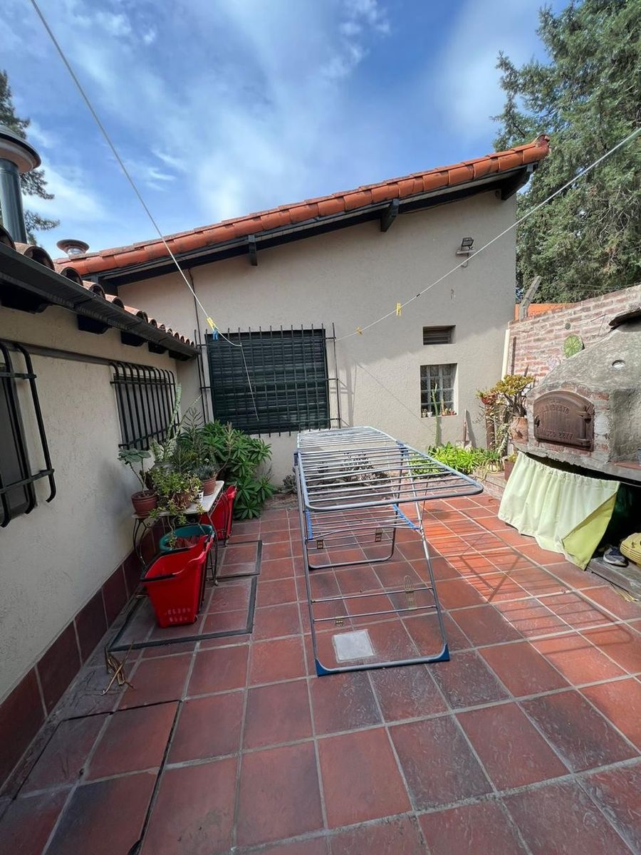 VENTA DE HERMOSO CHALET COLONIAL 4 AMBIENTES CON PARQUE,PISCINA,YCOCHERA. TIPO CASA QUINTA. MONTE GRANDE.