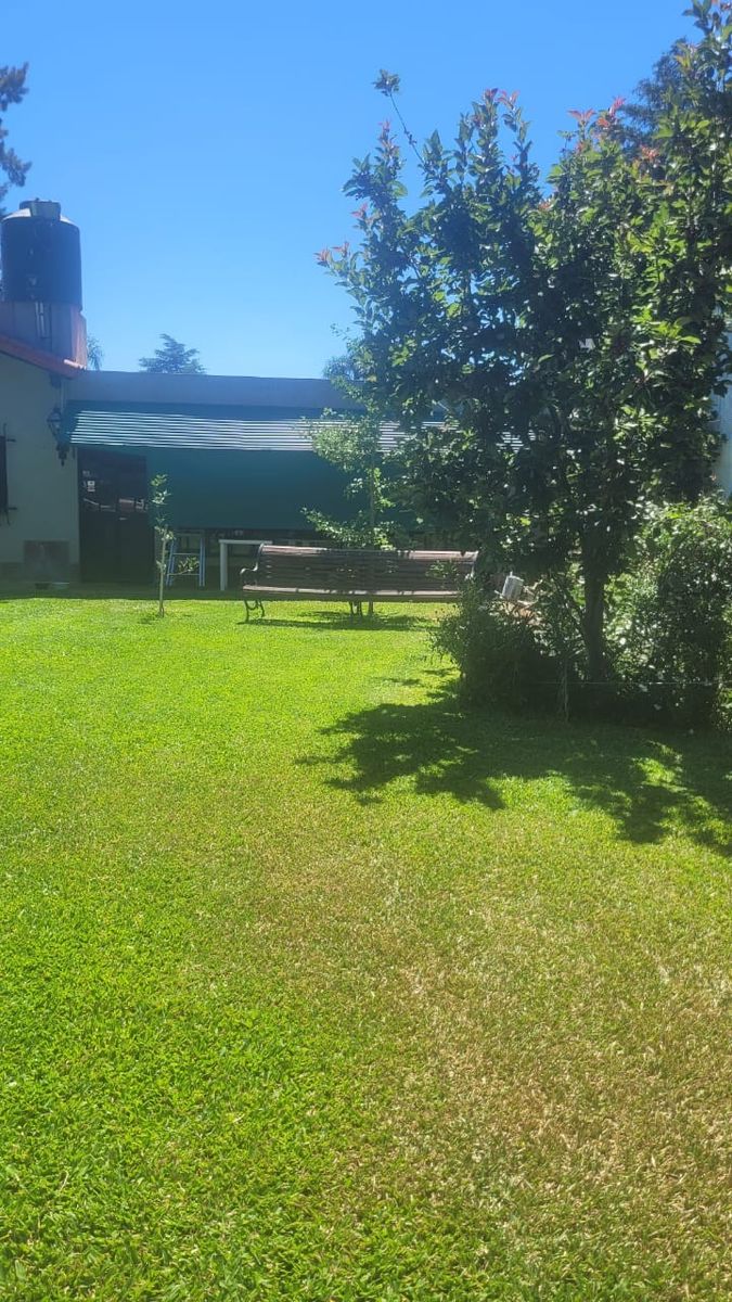 VENTA DE HERMOSO CHALET COLONIAL 4 AMBIENTES CON PARQUE,PISCINA,YCOCHERA. TIPO CASA QUINTA. MONTE GRANDE.