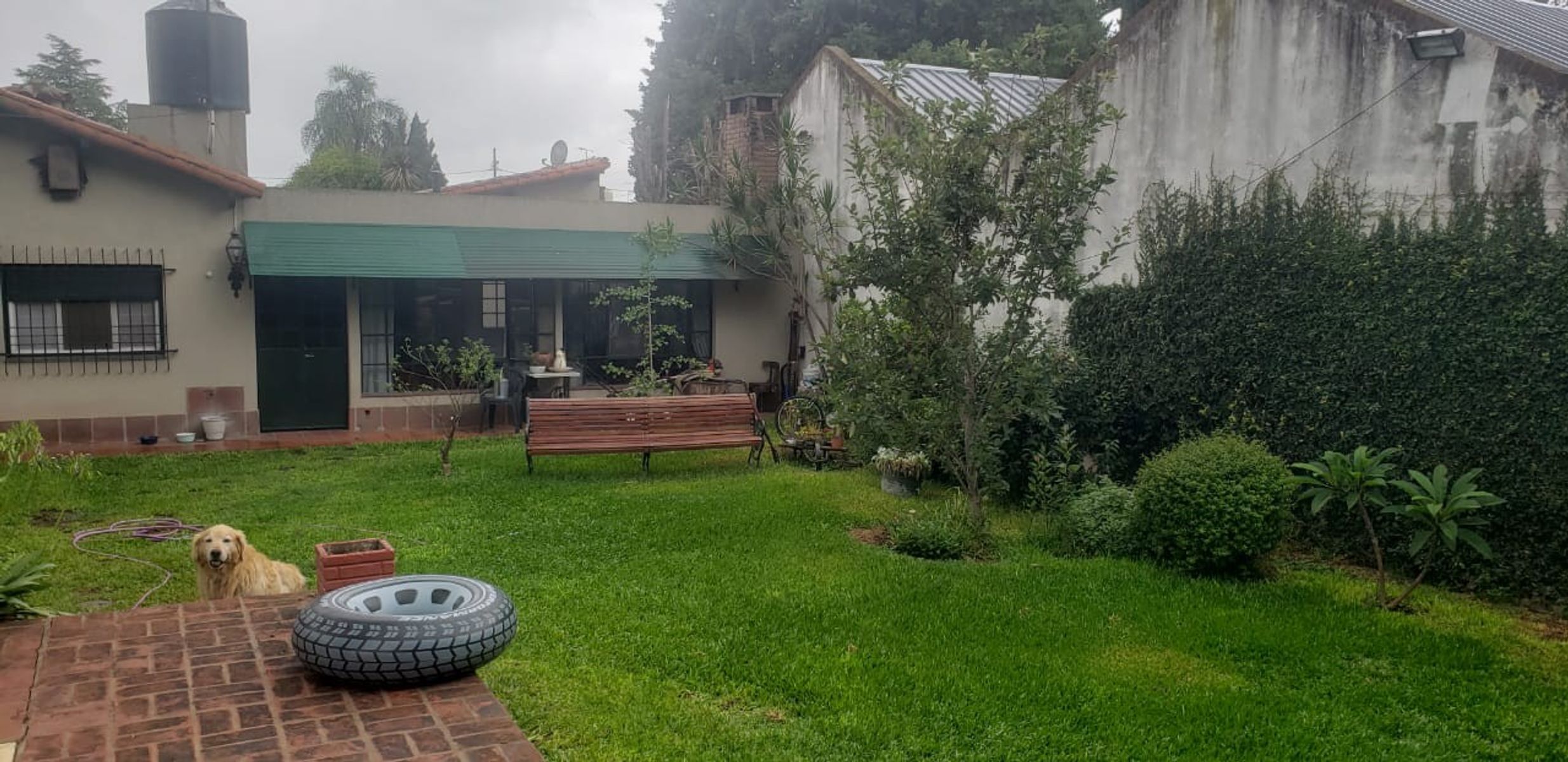 VENTA DE HERMOSO CHALET COLONIAL 4 AMBIENTES CON PARQUE,PISCINA,YCOCHERA. TIPO CASA QUINTA. MONTE GRANDE.