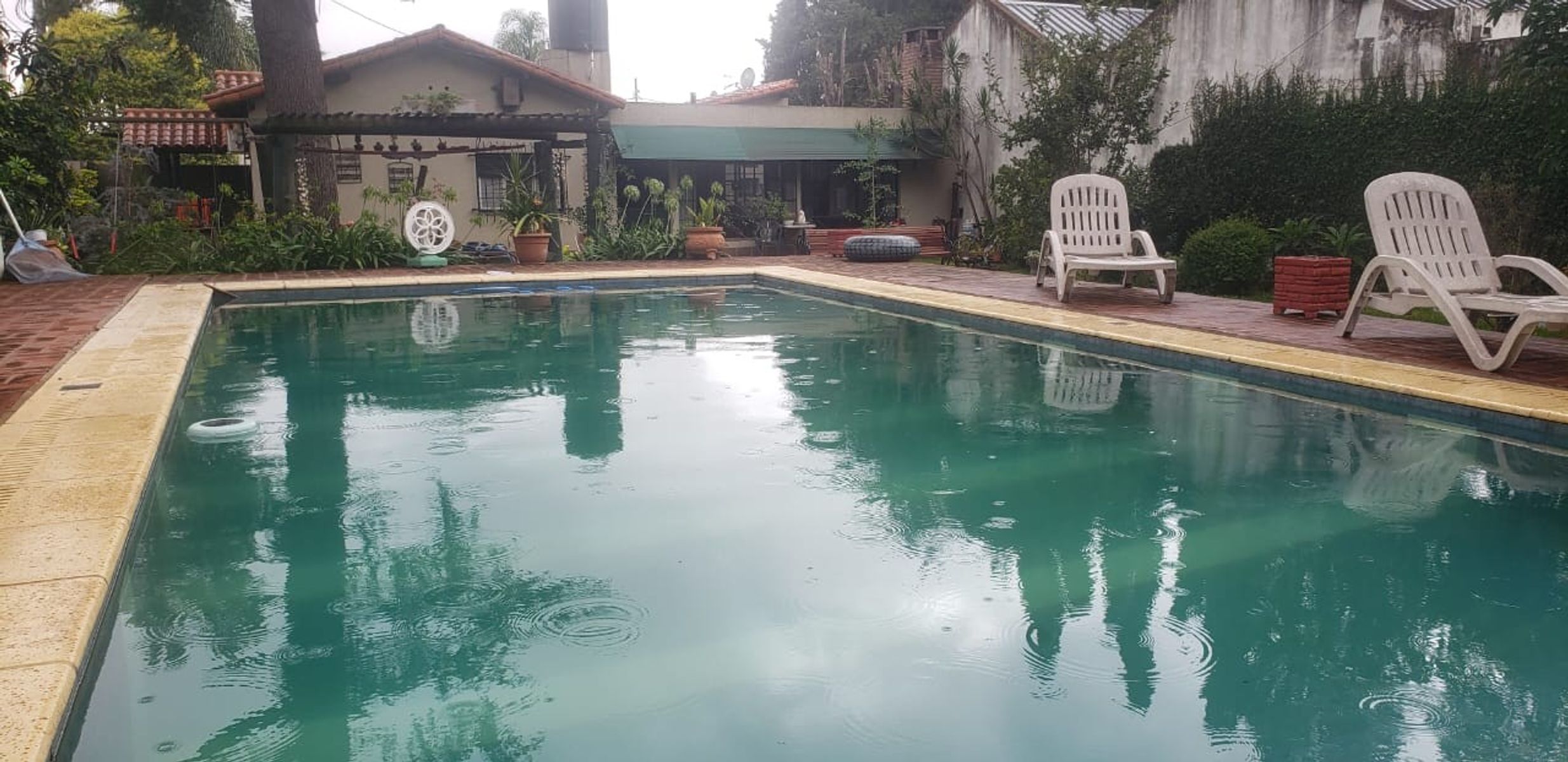 VENTA DE HERMOSO CHALET COLONIAL 4 AMBIENTES CON PARQUE,PISCINA,YCOCHERA. TIPO CASA QUINTA. MONTE GRANDE.
