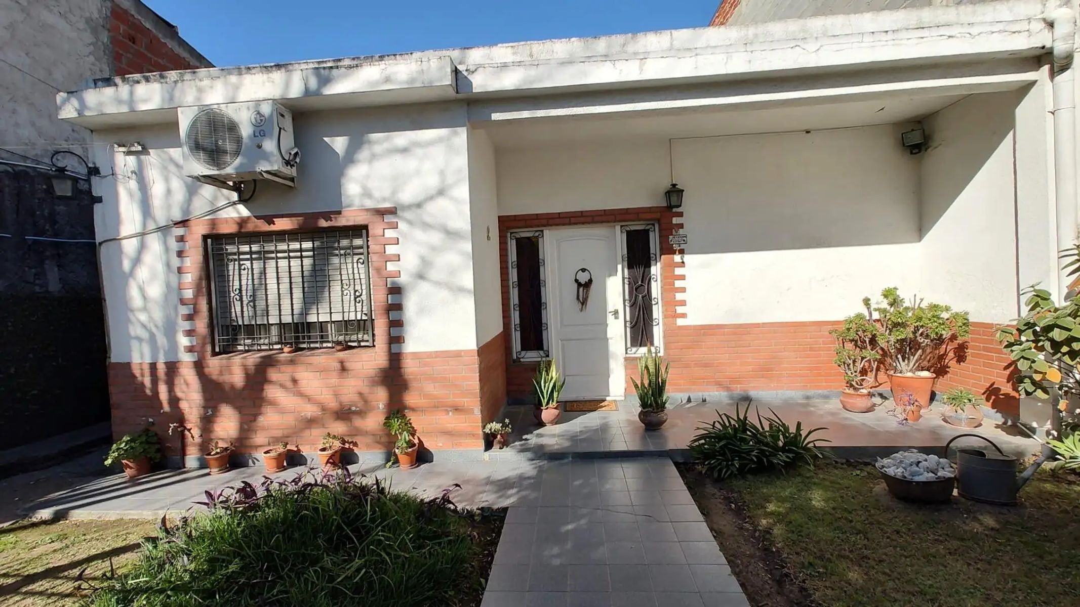 VENTA DE CASA 3 AMBIENTES SOBRE LOTE DE 350 M² - A METROS DE CAMINODECINTURA - LUIS GUILLÓN