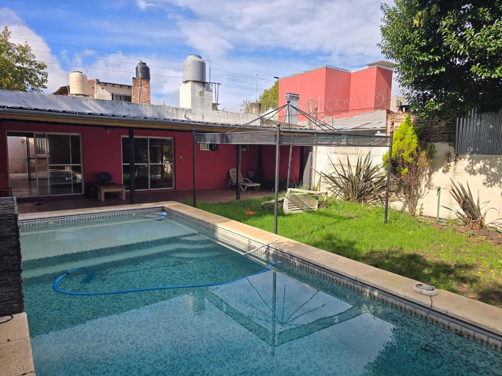 ALQUILER DE CASA 4 AMBIENTES CON PILETA DE NATACION - MONTE GRANDE