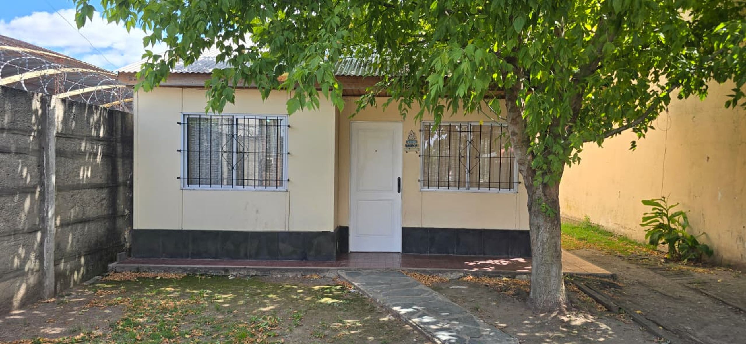 ALQUILER DE CASA 3 AMBIENTES EN MONTE GRANDE - FONDO LIBRE - SOBREAVENIDA BOULEVARD BUENOS AIRES