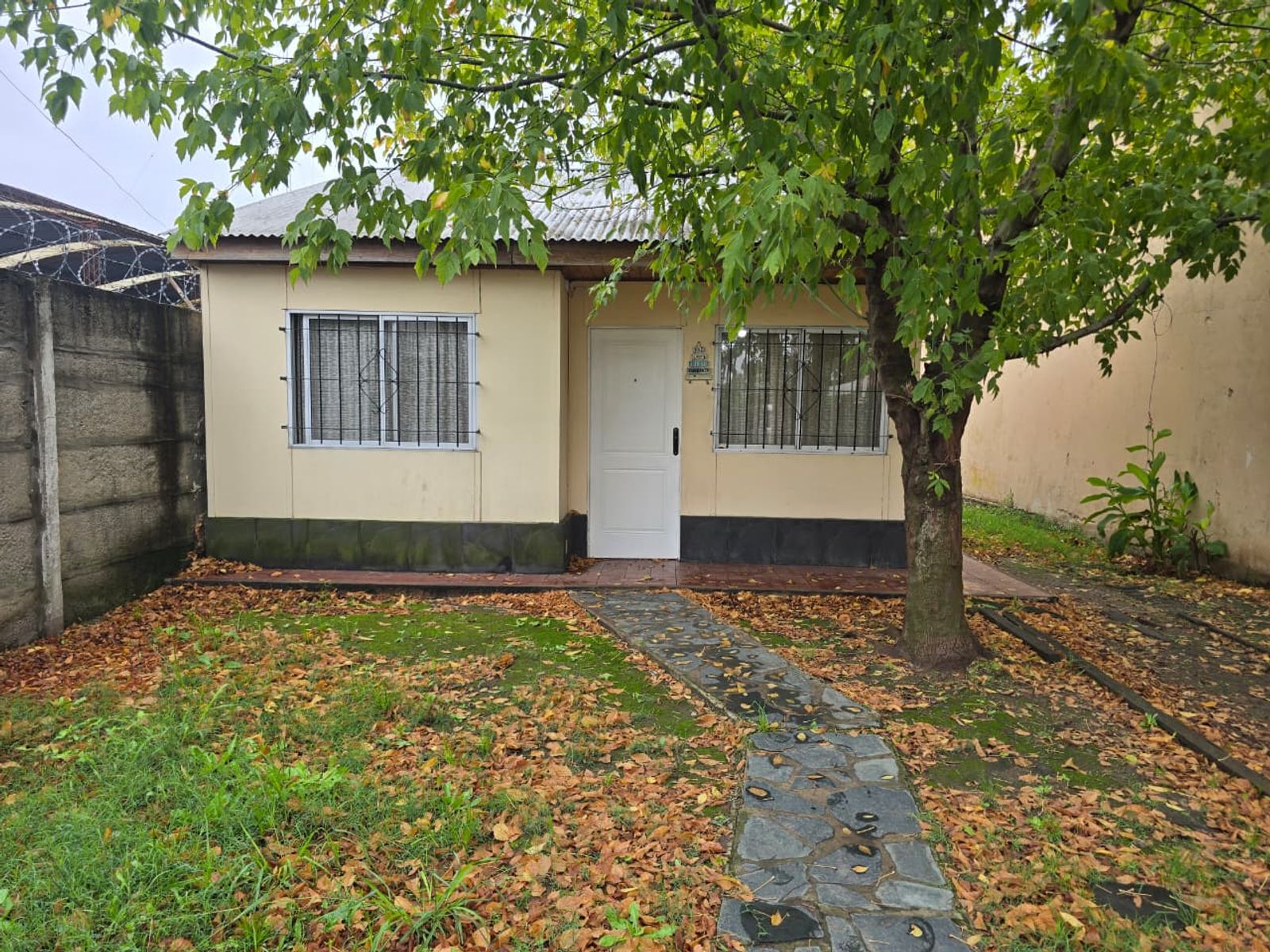 ALQUILER DE CASA 3 AMBIENTES EN MONTE GRANDE - FONDO LIBRE - SOBREAVENIDA BOULEVARD BUENOS AIRES