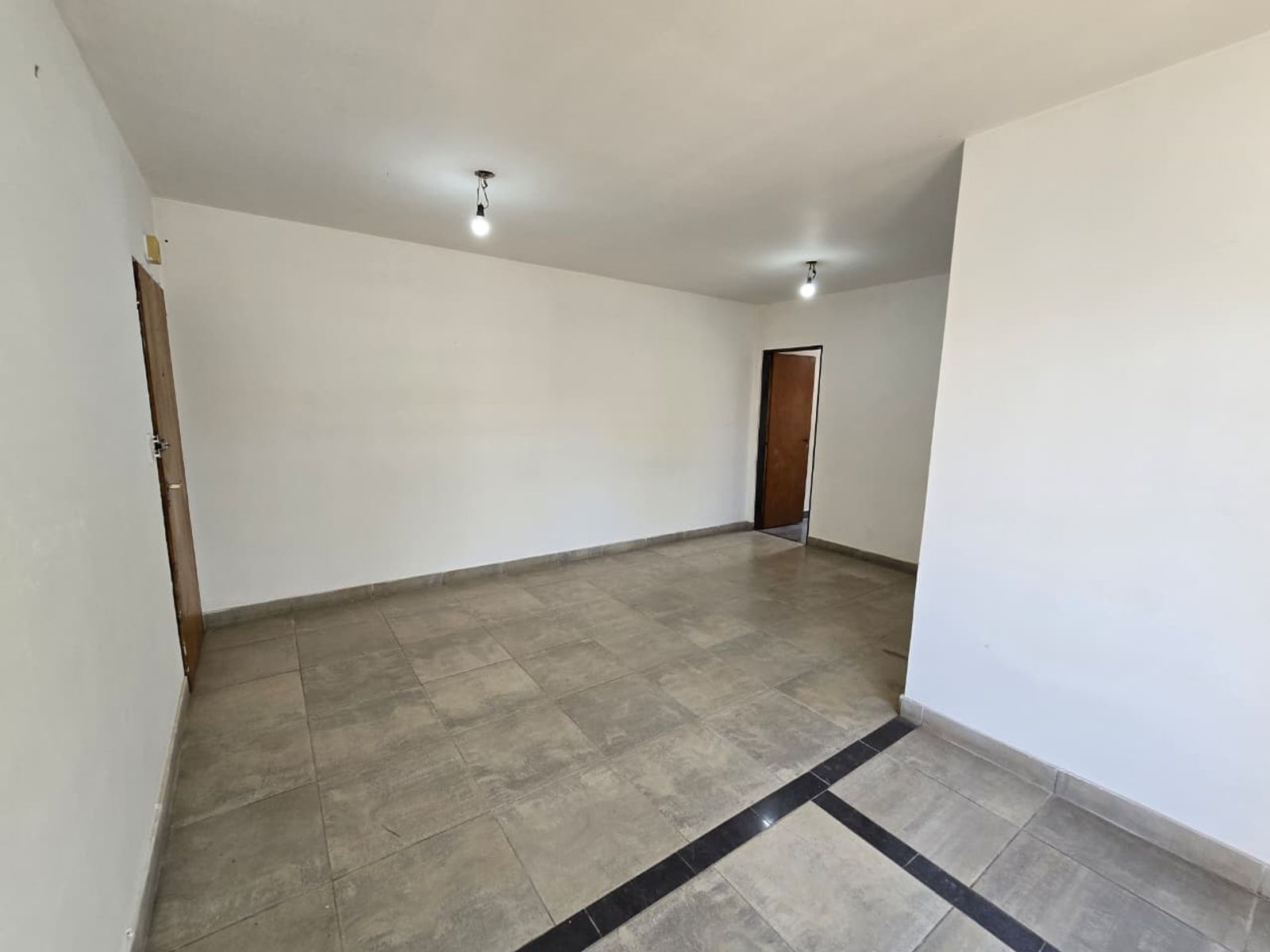 ALQUILER DE EXCELENTE DEPARTAMENTO 3 AMBIENTES SOBRE AVENIDA - BARRIO COCA COLA - MONTE GRANDE