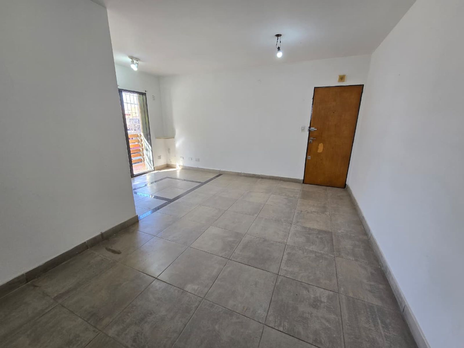 ALQUILER DE EXCELENTE DEPARTAMENTO 3 AMBIENTES SOBRE AVENIDA - BARRIO COCA COLA - MONTE GRANDE