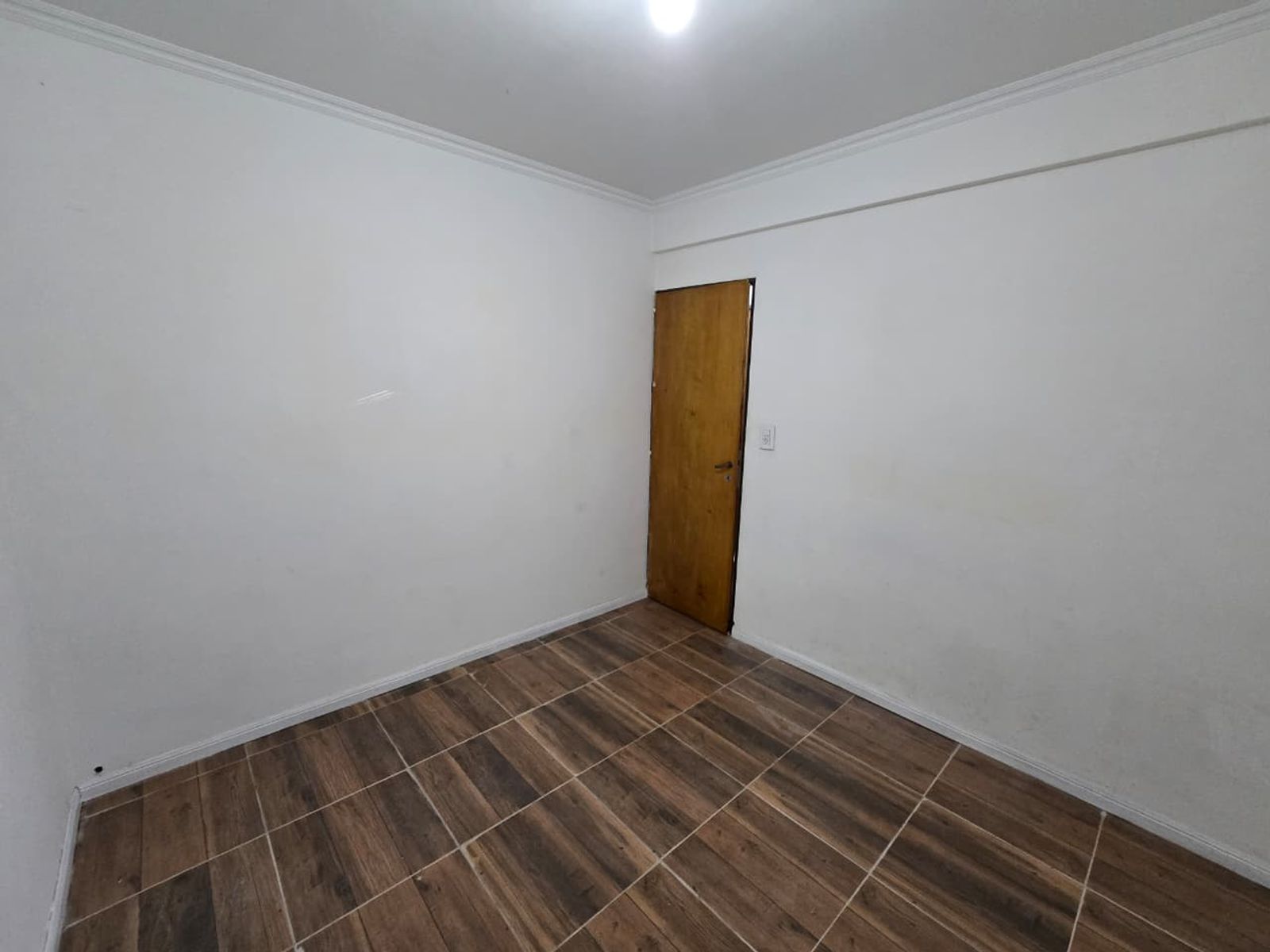 ALQUILER DE EXCELENTE DEPARTAMENTO 3 AMBIENTES SOBRE AVENIDA - BARRIO COCA COLA - MONTE GRANDE