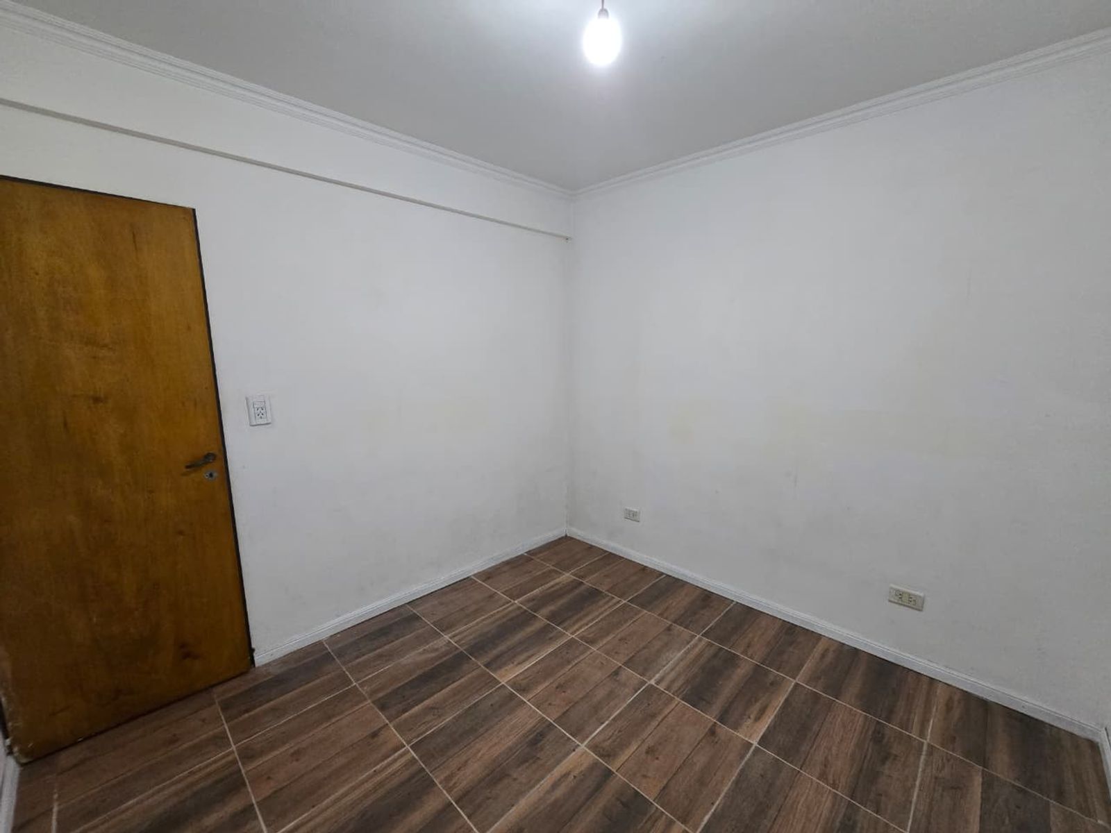 ALQUILER DE EXCELENTE DEPARTAMENTO 3 AMBIENTES SOBRE AVENIDA - BARRIO COCA COLA - MONTE GRANDE
