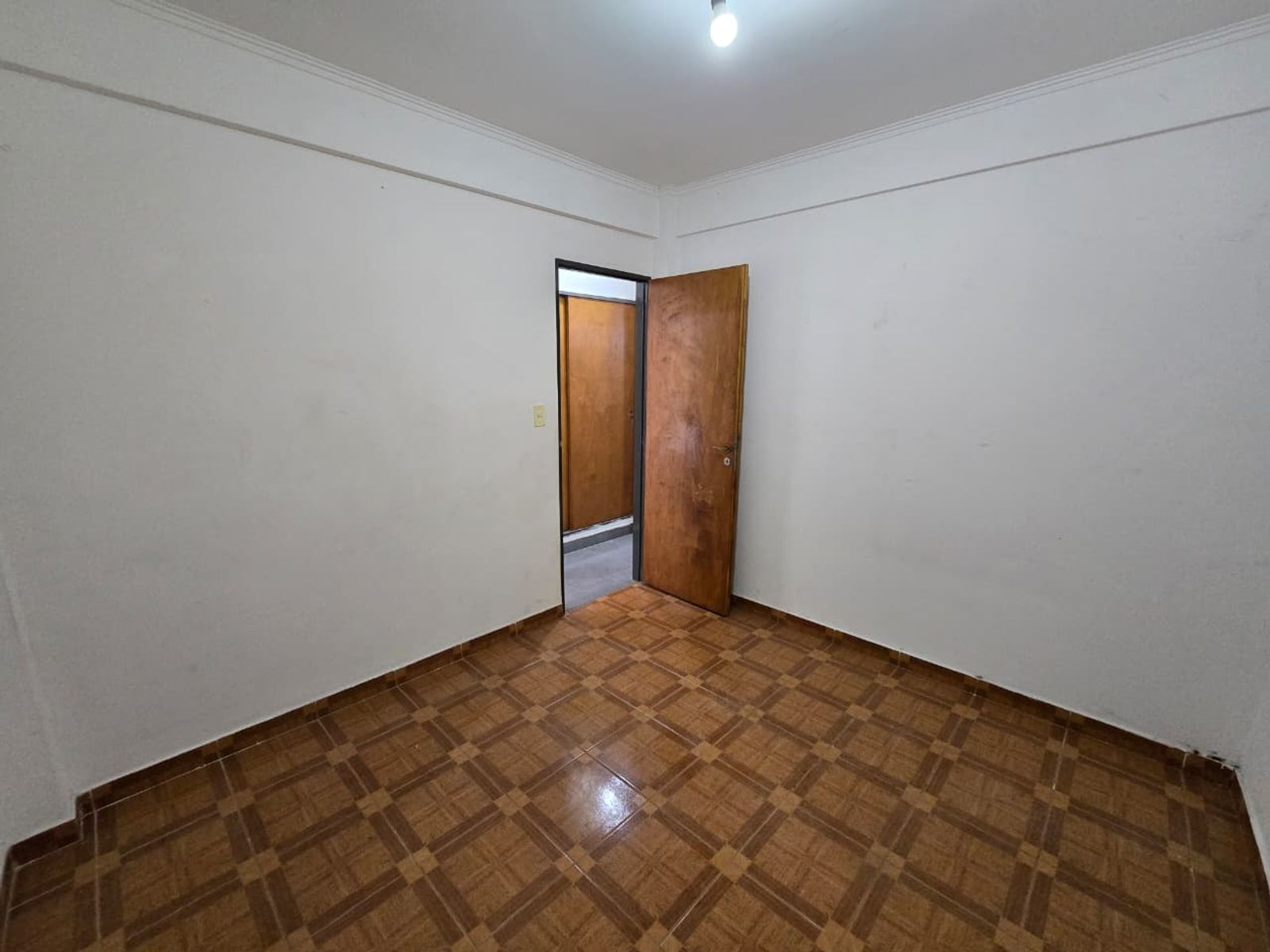 ALQUILER DE EXCELENTE DEPARTAMENTO 3 AMBIENTES SOBRE AVENIDA - BARRIO COCA COLA - MONTE GRANDE