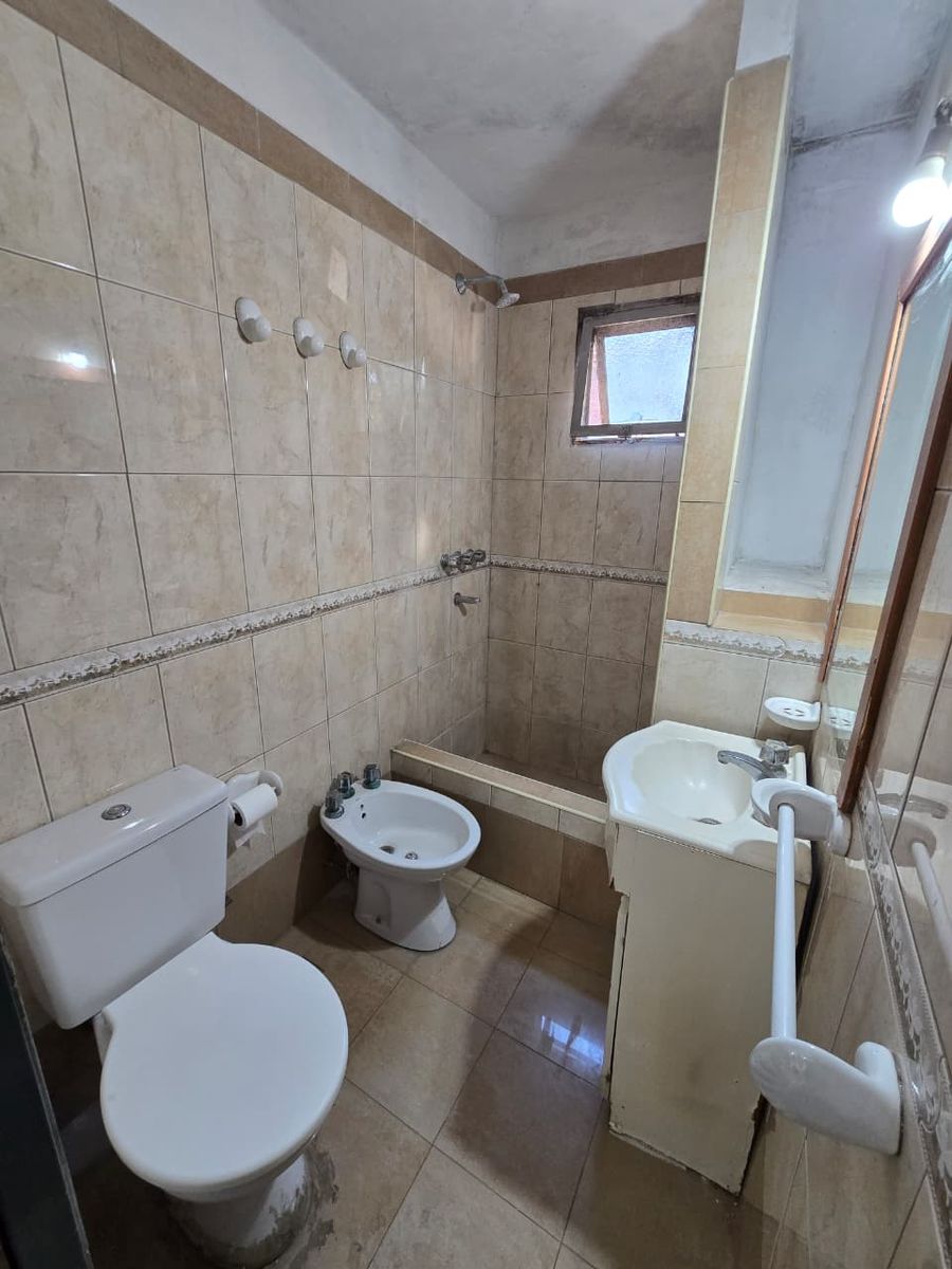 ALQUILER DE EXCELENTE DEPARTAMENTO 3 AMBIENTES SOBRE AVENIDA - BARRIO COCA COLA - MONTE GRANDE