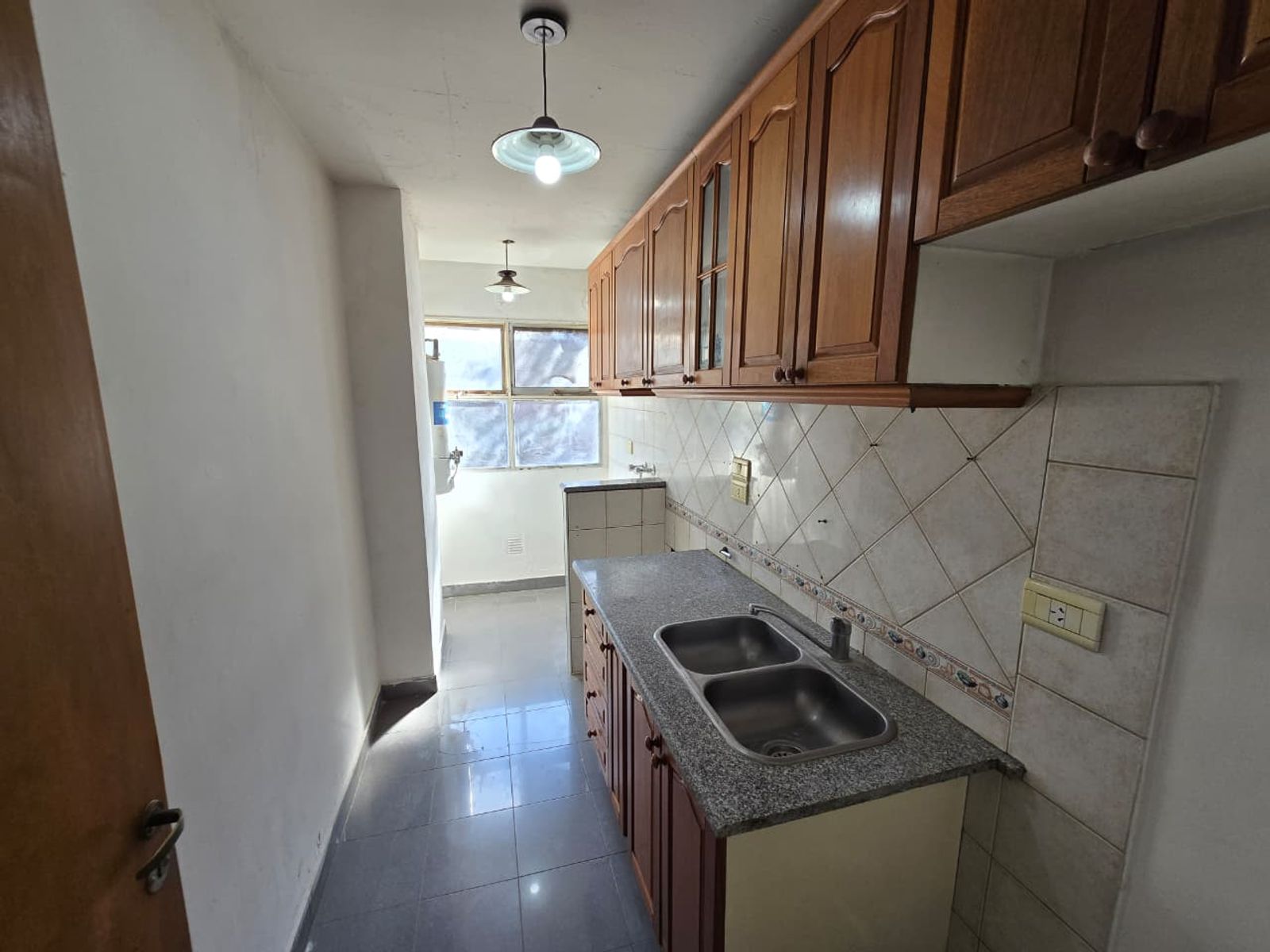 ALQUILER DE EXCELENTE DEPARTAMENTO 3 AMBIENTES SOBRE AVENIDA - BARRIO COCA COLA - MONTE GRANDE