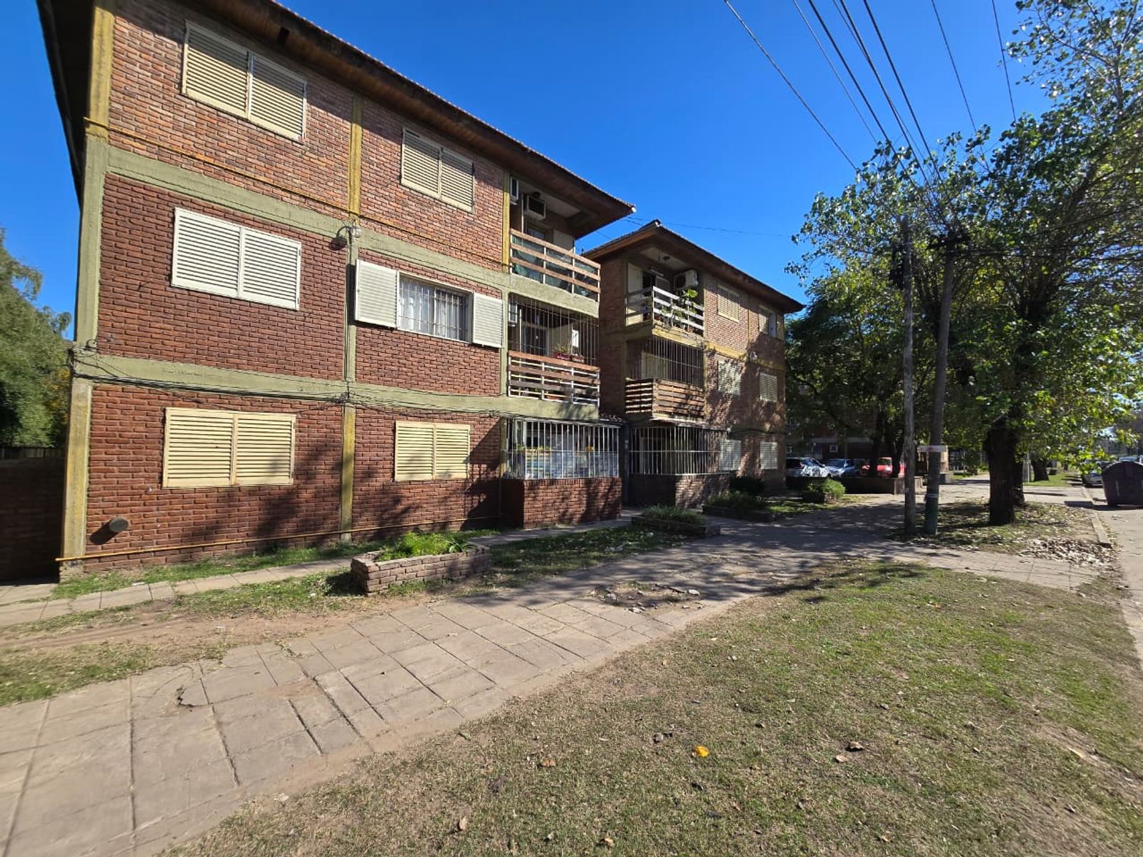 ALQUILER DE EXCELENTE DEPARTAMENTO 3 AMBIENTES SOBRE AVENIDA - BARRIO COCA COLA - MONTE GRANDE