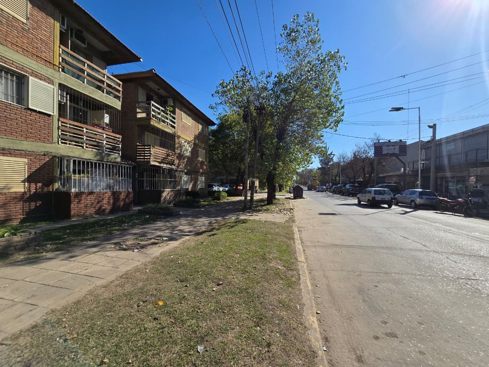 ALQUILER DE EXCELENTE DEPARTAMENTO 3 AMBIENTES SOBRE AVENIDA - BARRIO COCA COLA - MONTE GRANDE