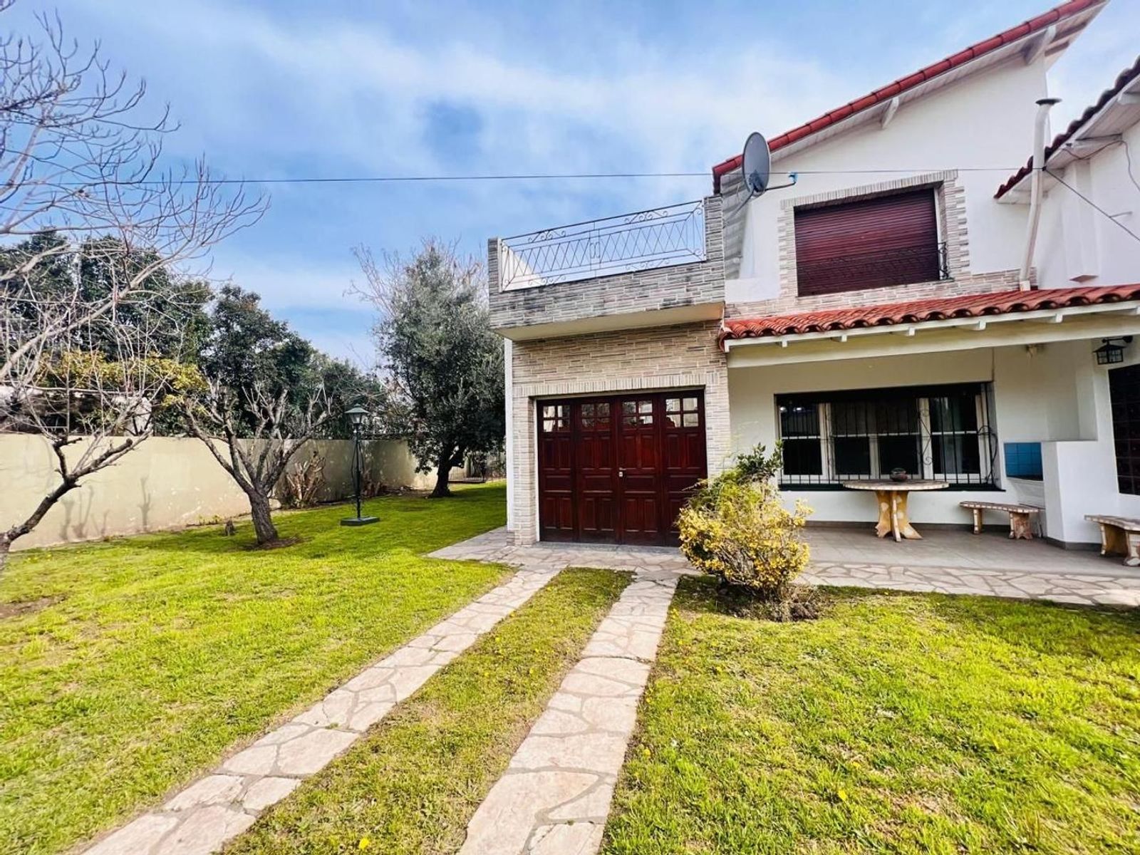 VENTA DE CASA 3 AMBIENTES SOBRE 4 LOTES EN MONTE GRANDE - CON PILETA